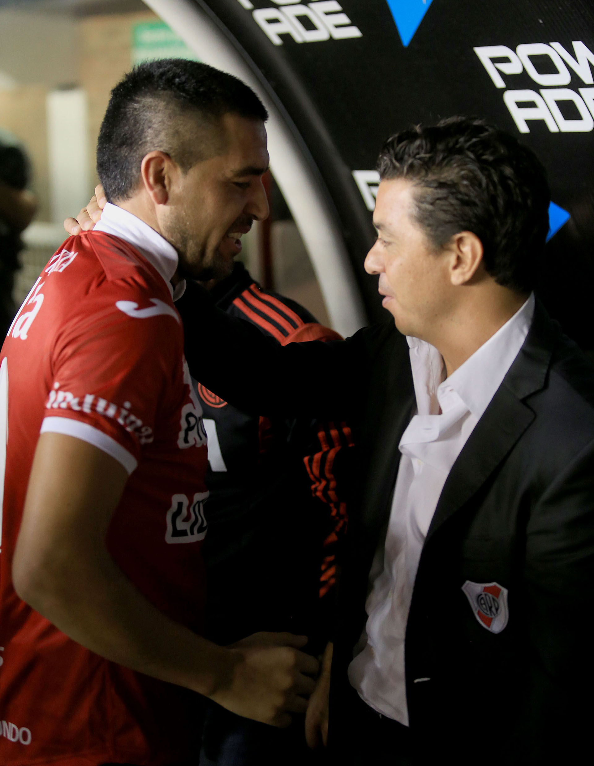 El saludo con Marcelo gallardo en un partido en La Paternal (NA)