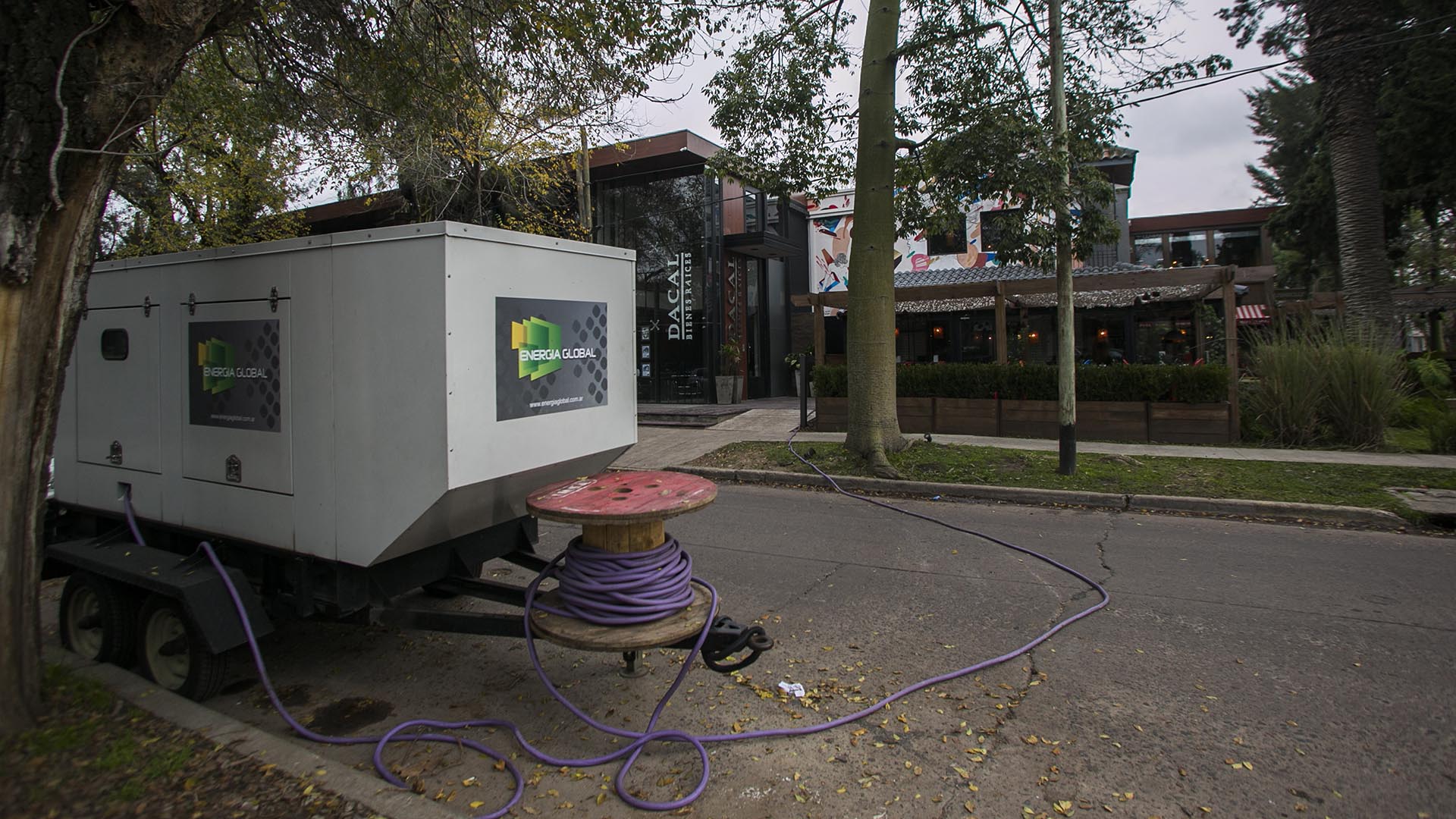 Edelap instaló generadores eléctricos para abastecer de manera provisoria a la mayor cantidad de usuarios posible