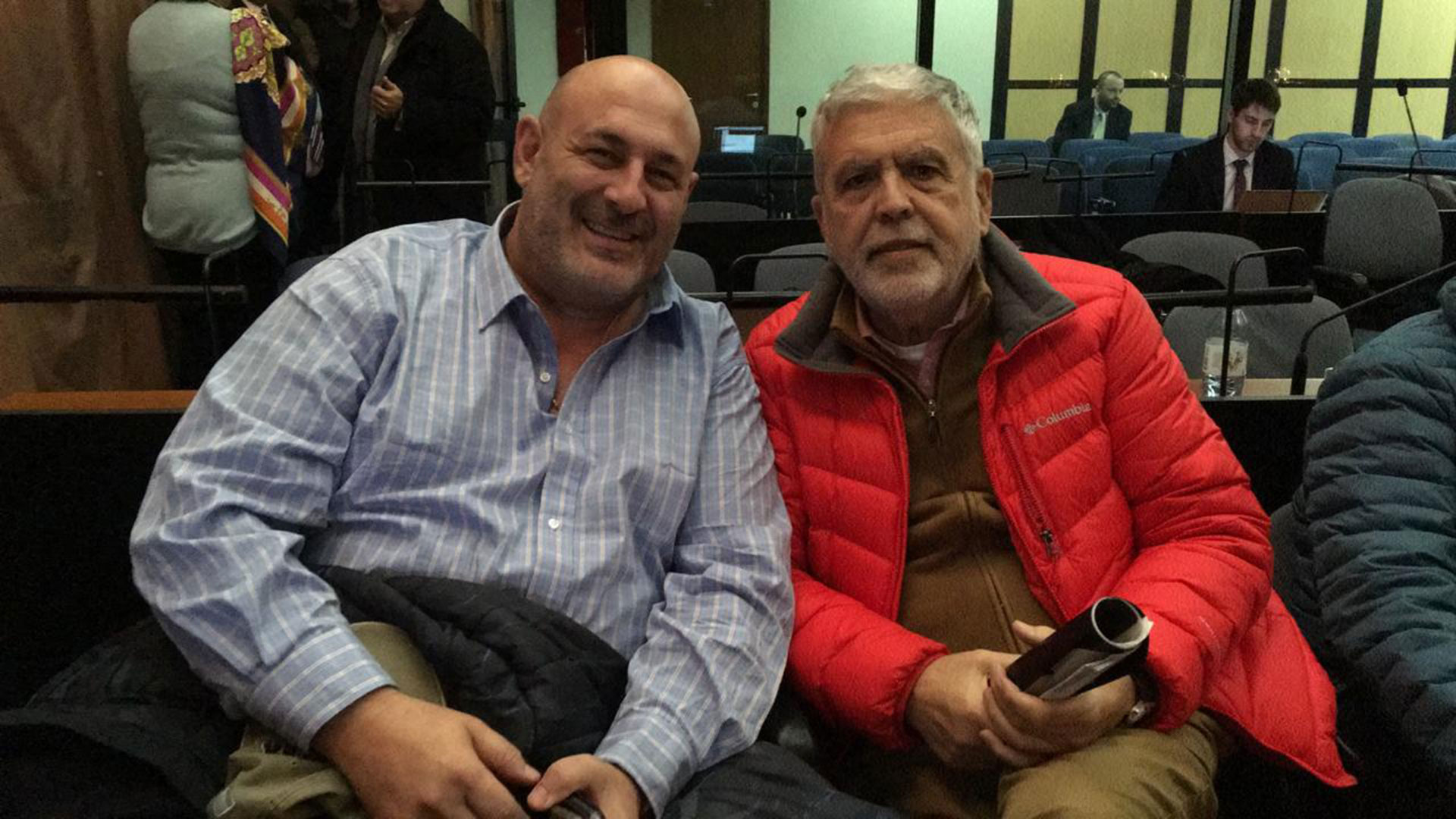 El precandidato a gobernador bonaerense Santiago Cúneo junto a Julio de Vido, quien busca renovar su cargo como diputado por el partido “Dignidad Popular”.