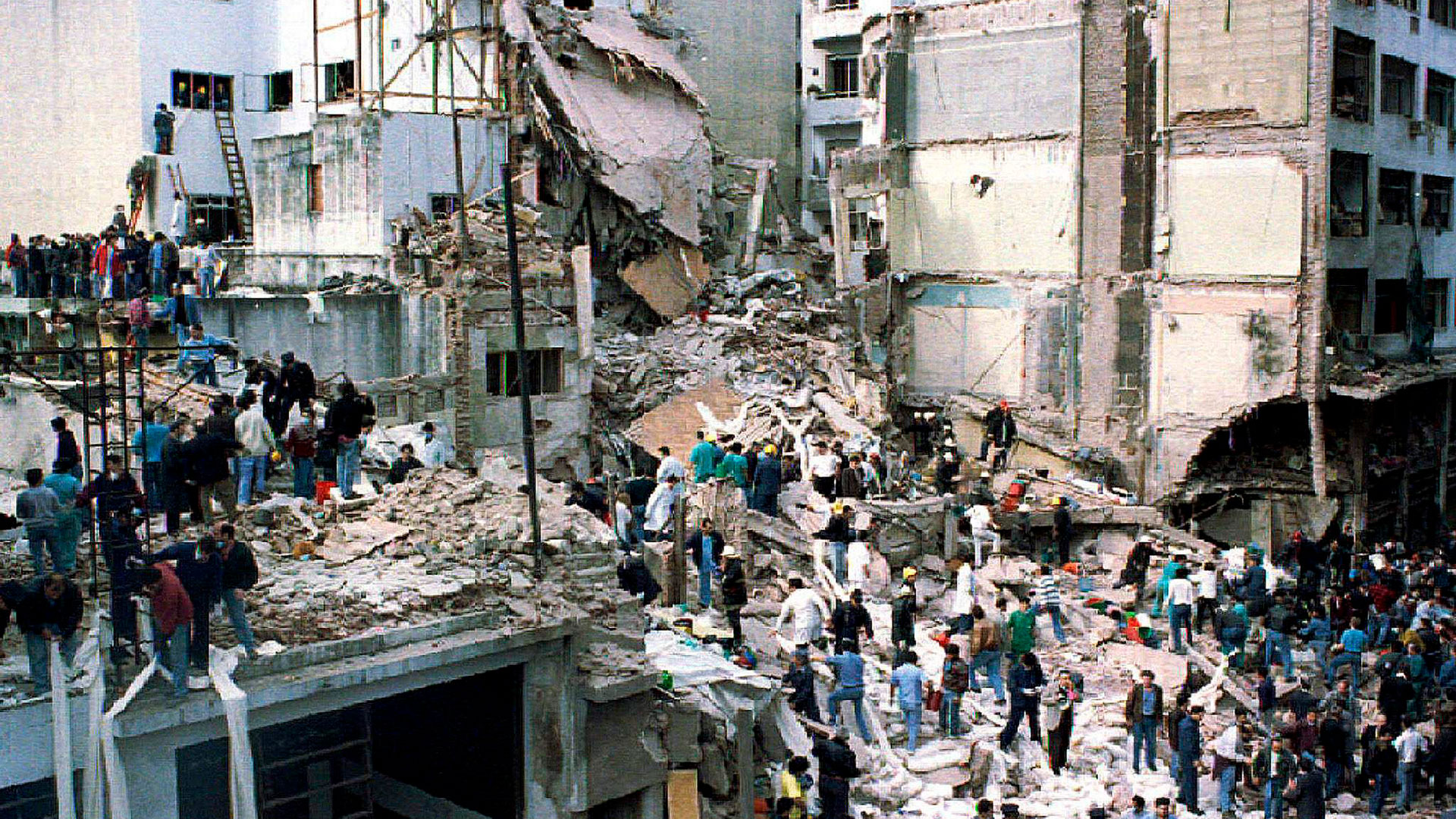 El 18 de julio de 1994 a las 9.53, una camioneta cargada con 400 kilos de explosivos fue detonada frente la AMIA. Sepultó bajo los escombros a 85 víctimas, hirió a otras 300 y demolió la sede de la calle Pasteur en el más sanguinario ataque terrorista perpetrado contra el país. (Foto: Reuters)