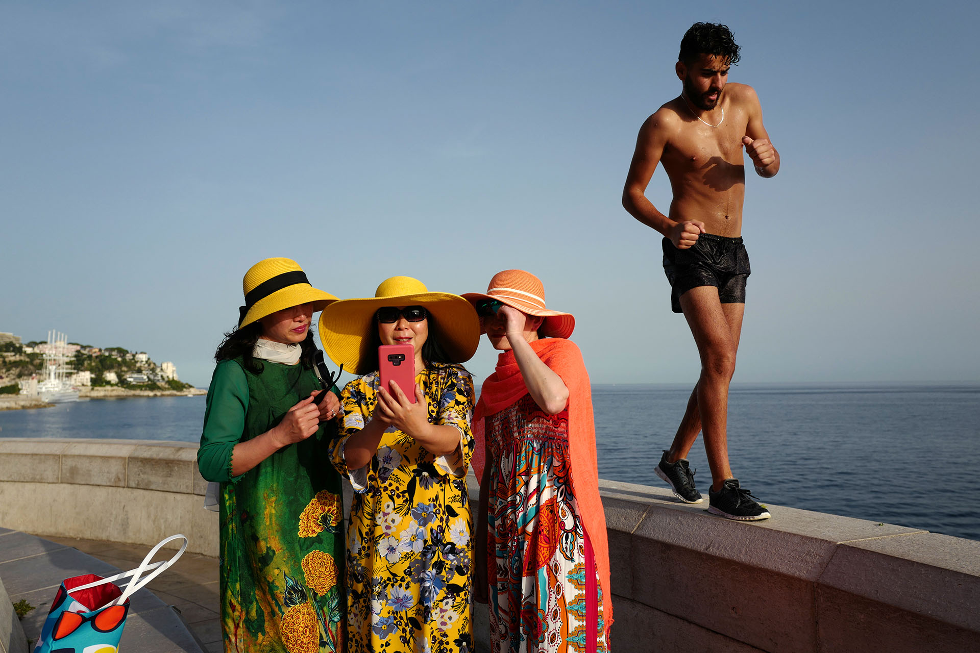 Turistas con grandes sombreros en Francia (Valery Hache/ AFP)