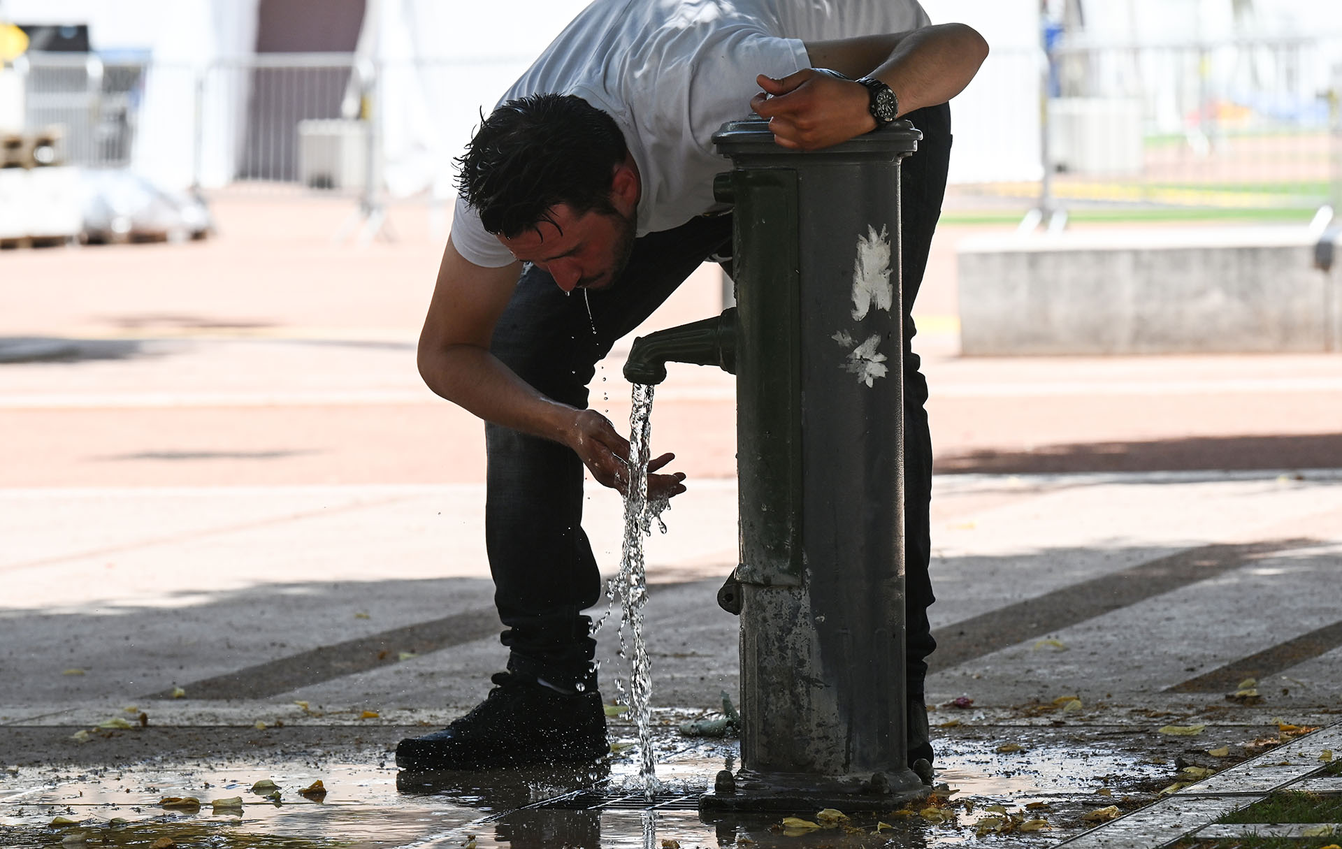 Un hombre se enfría en una fuente de agua en la ciudad francesa oriental de Lyon (Philippe Desmazes/ AFP)