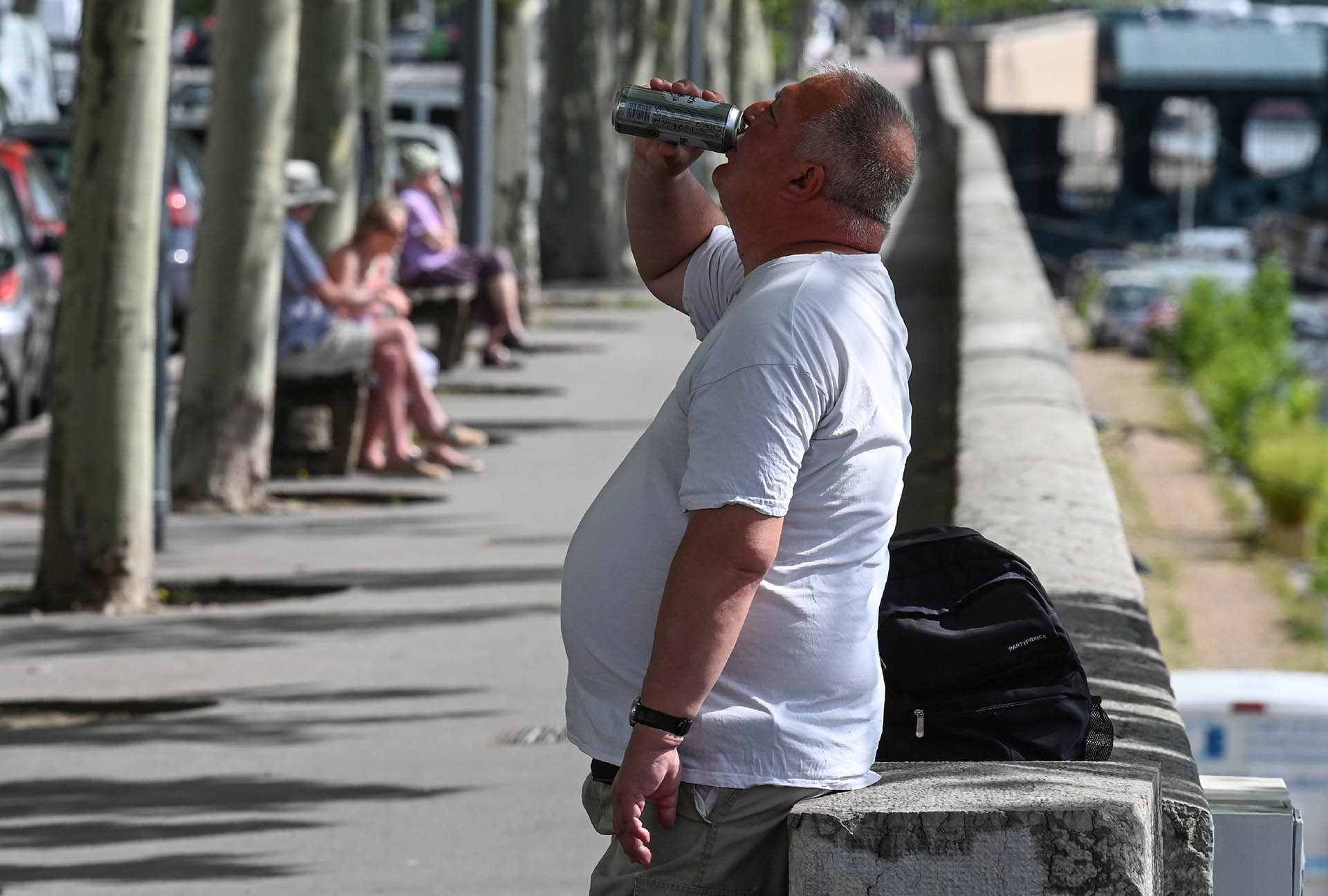 Un hombre toma un refresco en Lyon, Francia (Philippe Desmazes/ AFP)