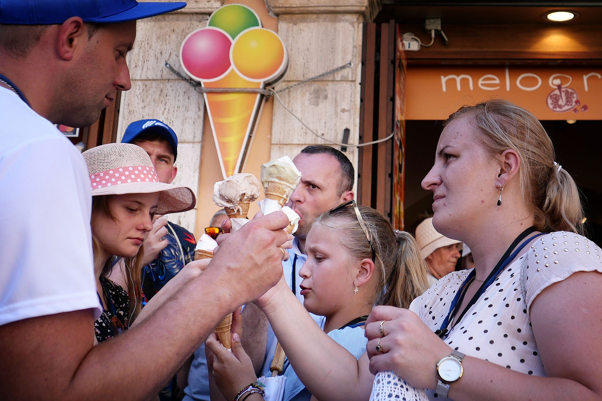 Turistas buscan refrescarse con unos helados en Roma (Alberto Pizzoli/ AFP)