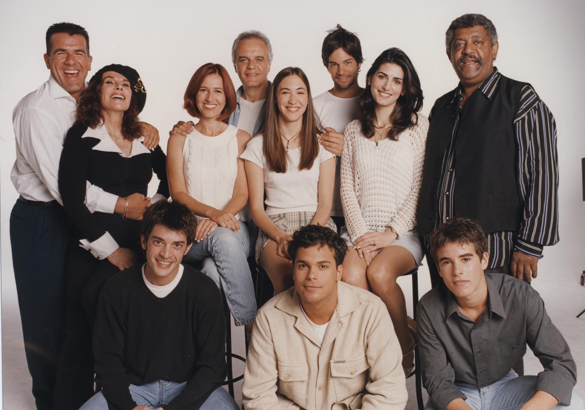 “Gasoleros” fue la primera tira de la productora. Mercedes Morán y Juan Leyrado protagonizaron una ficción costumbrista que logró importantísimos números de rating. Silvia Montanari, Dady Brieva, Manuel Callau y Pablo Rago tuvieron papeles destacados en el programa, que tuvo dos temporadas