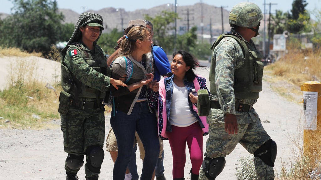 Members of Mexican National Guard detain Central American migrants trying to cross the Rio Bravo, in Ciudad Juarez, State of Chihuahua, on June 21, 2019. - Mexican President Andres Manuel Lopez Obrador suggested Friday he and US counterpart Donald Trump should hold their first meeting in September to review progress on the countries' recent migration deal. (Photo by HERIKA MARTINEZ / AFP)