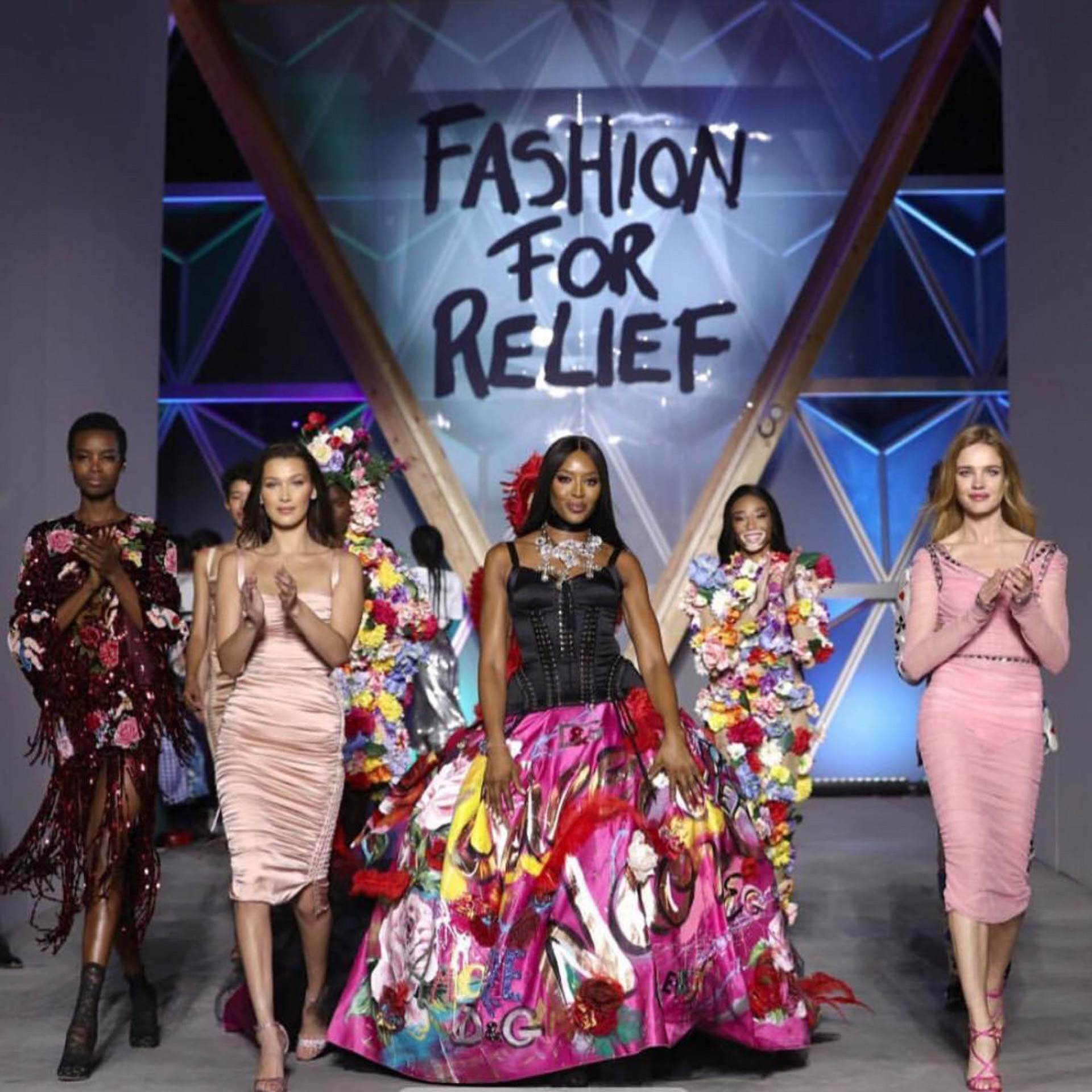 Uno de los desfiles que Naomi realizó para Fashion for Relief.