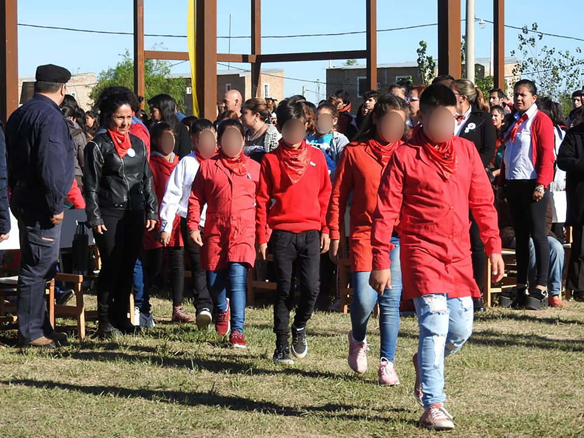 Los alumnos con su distintivo guardapolvo rojo