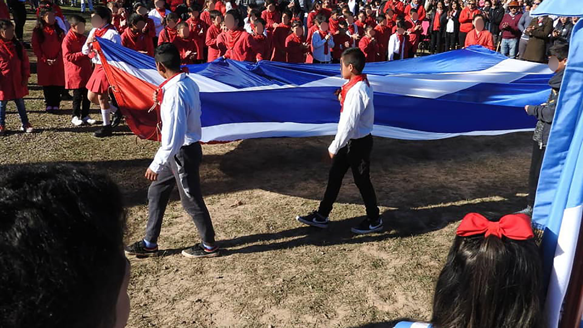 La bandera cubana fue utilizada para conmemorar el mes del nacimiento de Guevara