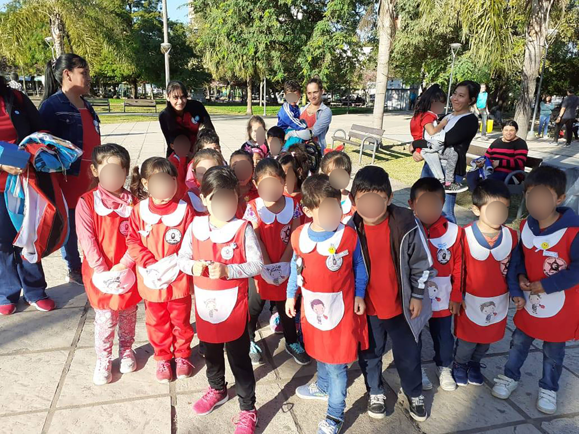 Alumnos de jardín con el escudo del “Che” como distintivo