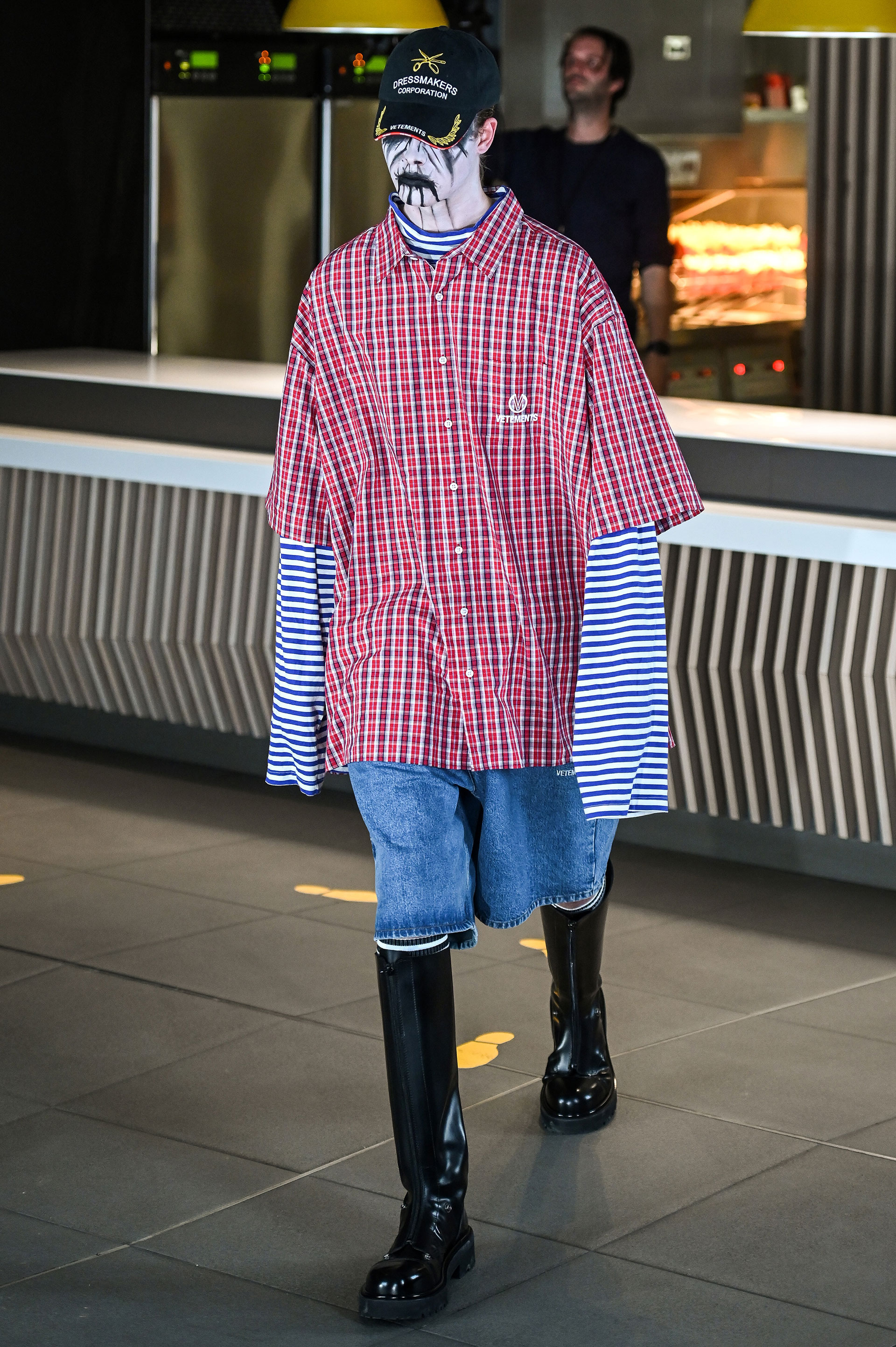 Superposición de prendas y tendencias. Denim, cuadrillé y rayas.