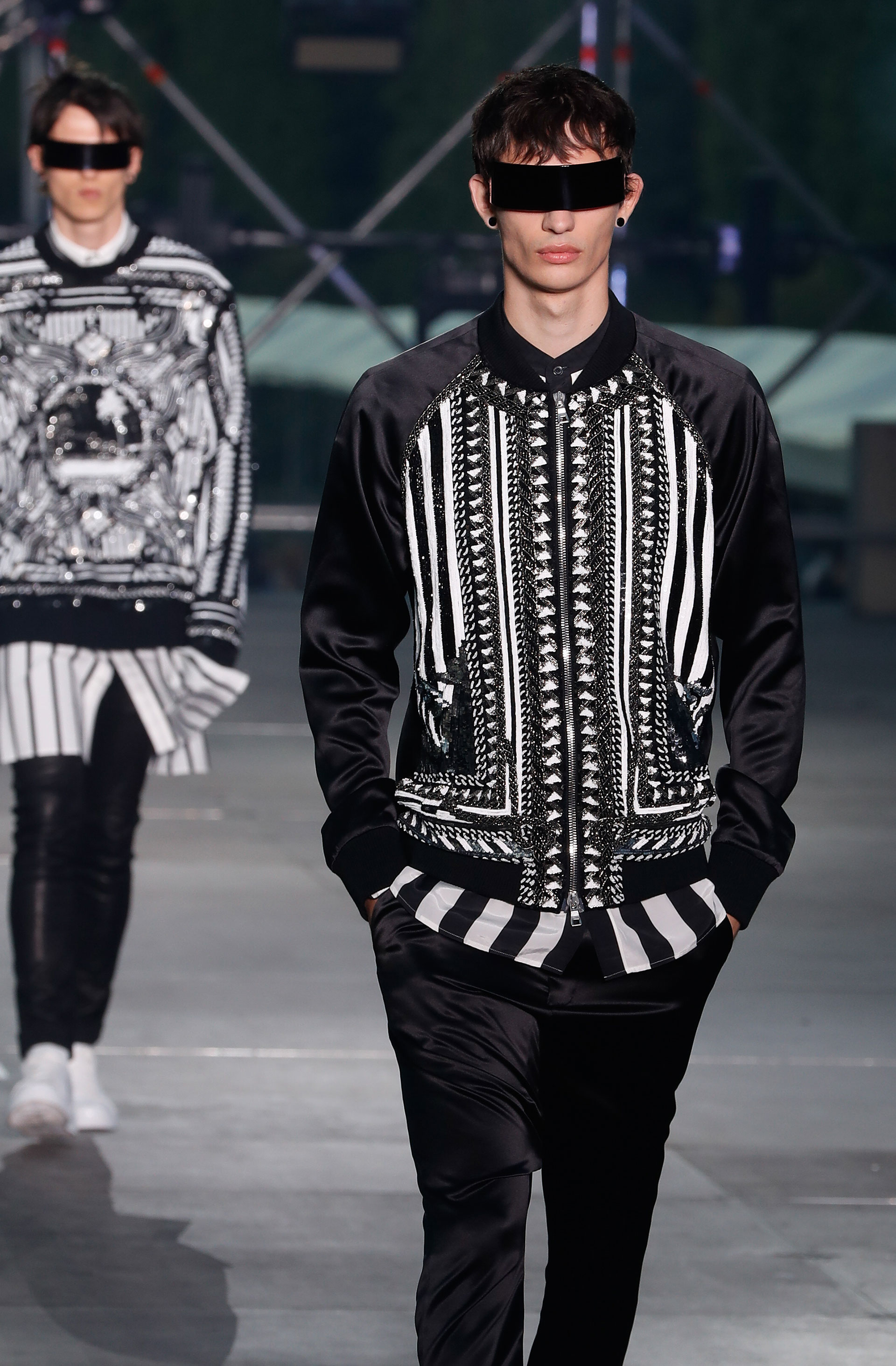 El blanco y negro es un clásico para Balmain y nunca falta en las colecciones. Bombers bordadas para acompañar los equipos para el día como para la noche