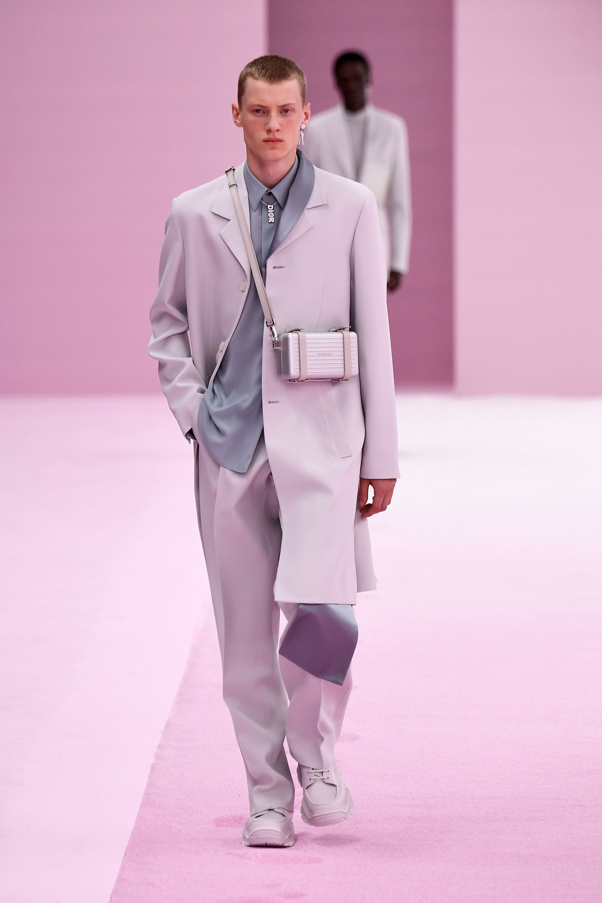 Los accesorios son infaltables para la colección masculina. Bandoleras rígidas, collares con el logotipo de la marca y aros en plateado para acompañar la impecable sastrería en las telas satinadas presentadas por Dior en su primavera-verano 2020
