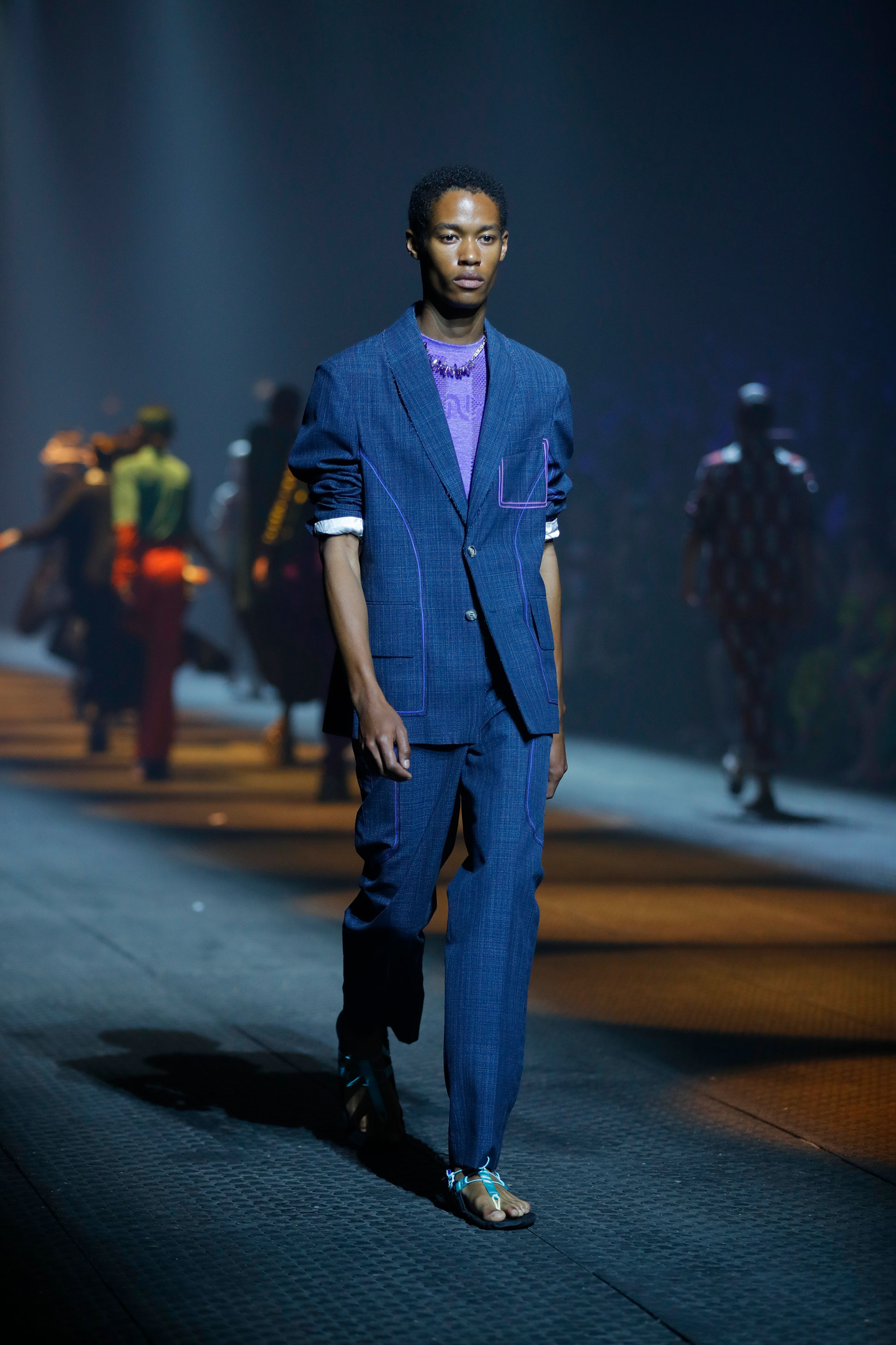 Sastrería en lino by Kenzo combinada con ojotas y remera, la propuesta del japonés para la semana de la moda en París de hombres