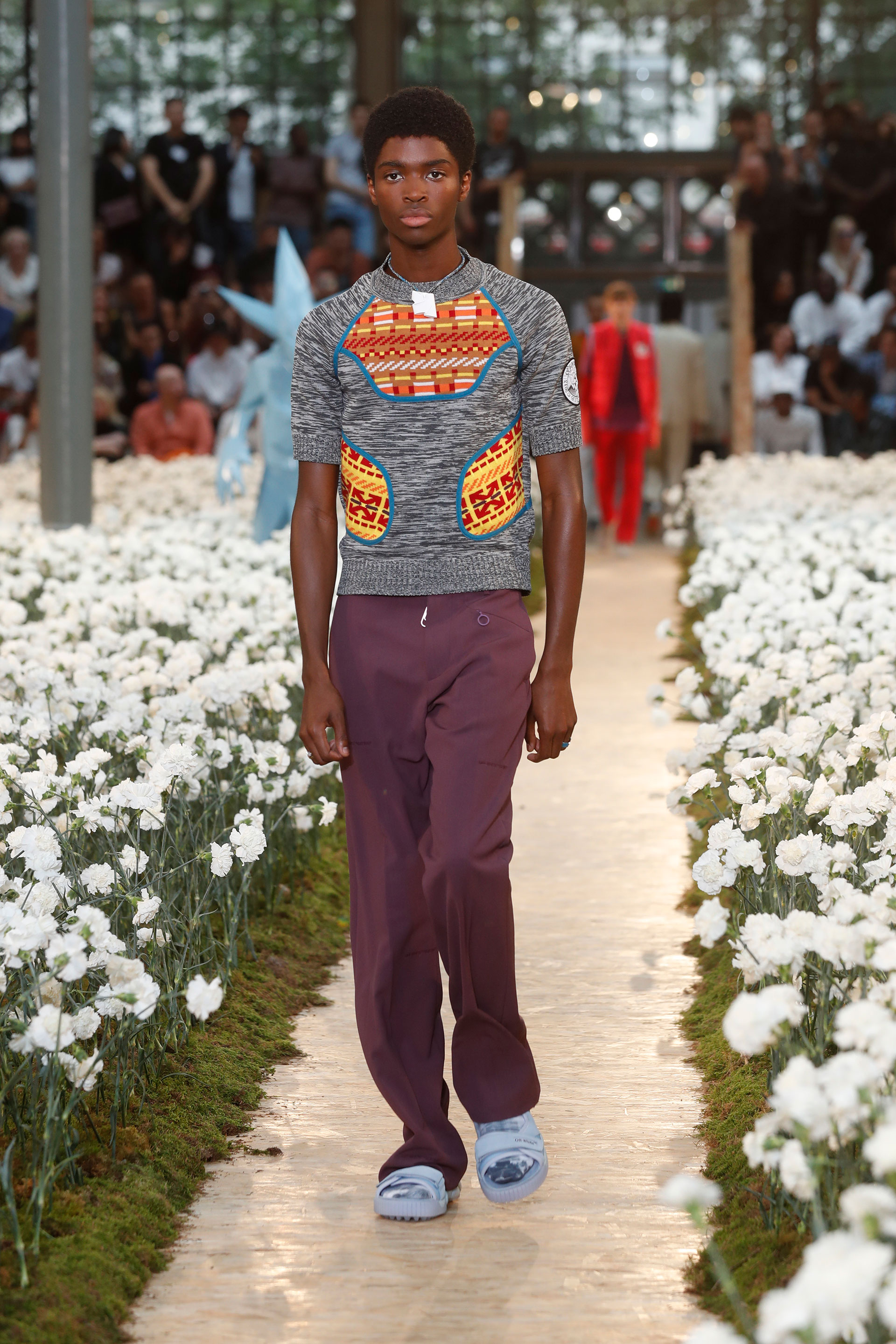 El sweater remera es tendencia para Off-White en verano. Los pantalones sastreros también lo son en color magenta, y las sandalias se usan con medias