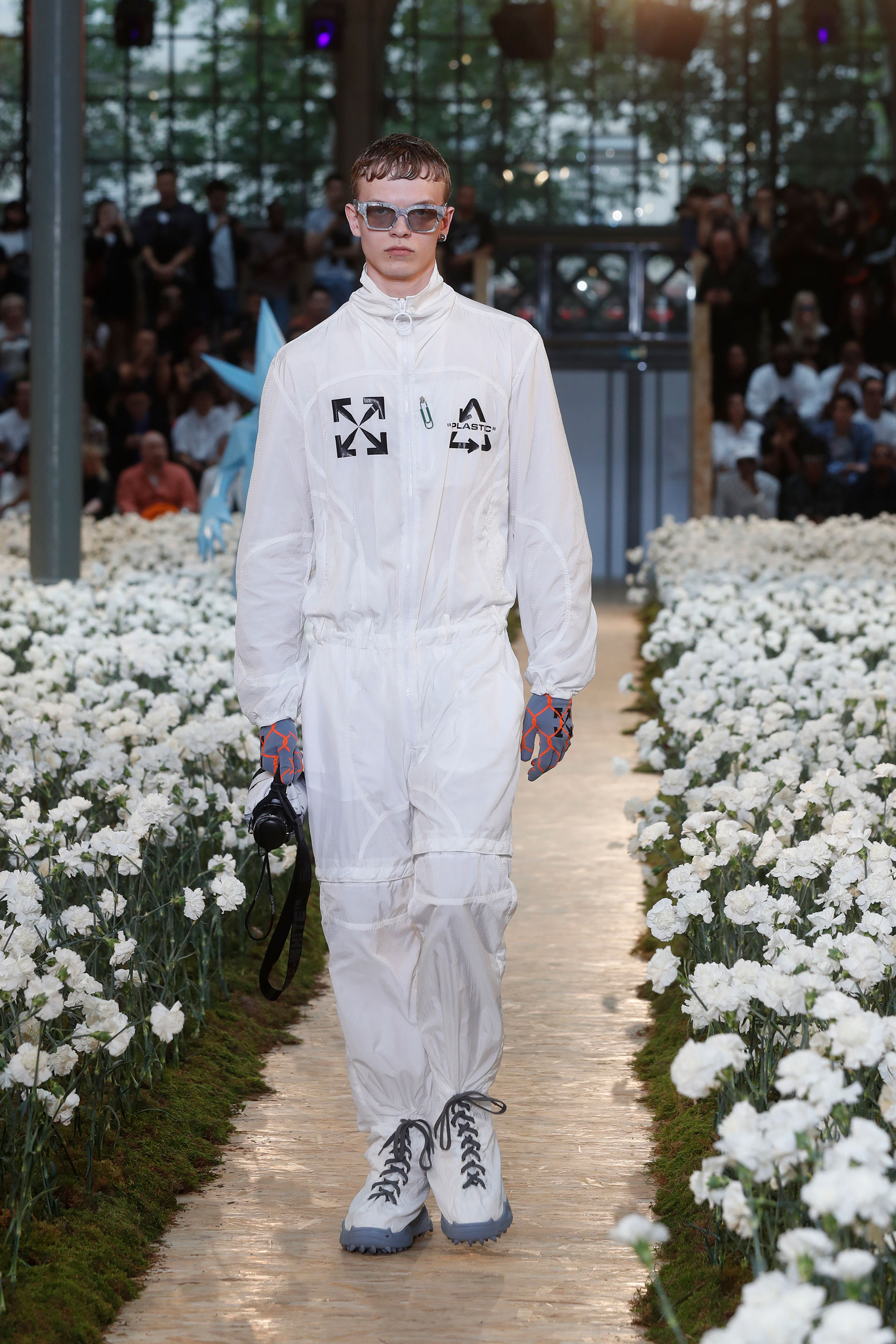Off-White presentó un mameluco blanco con botas de calzado incluidos en el extravagante look. Para completarlo, unos guantes bicolor