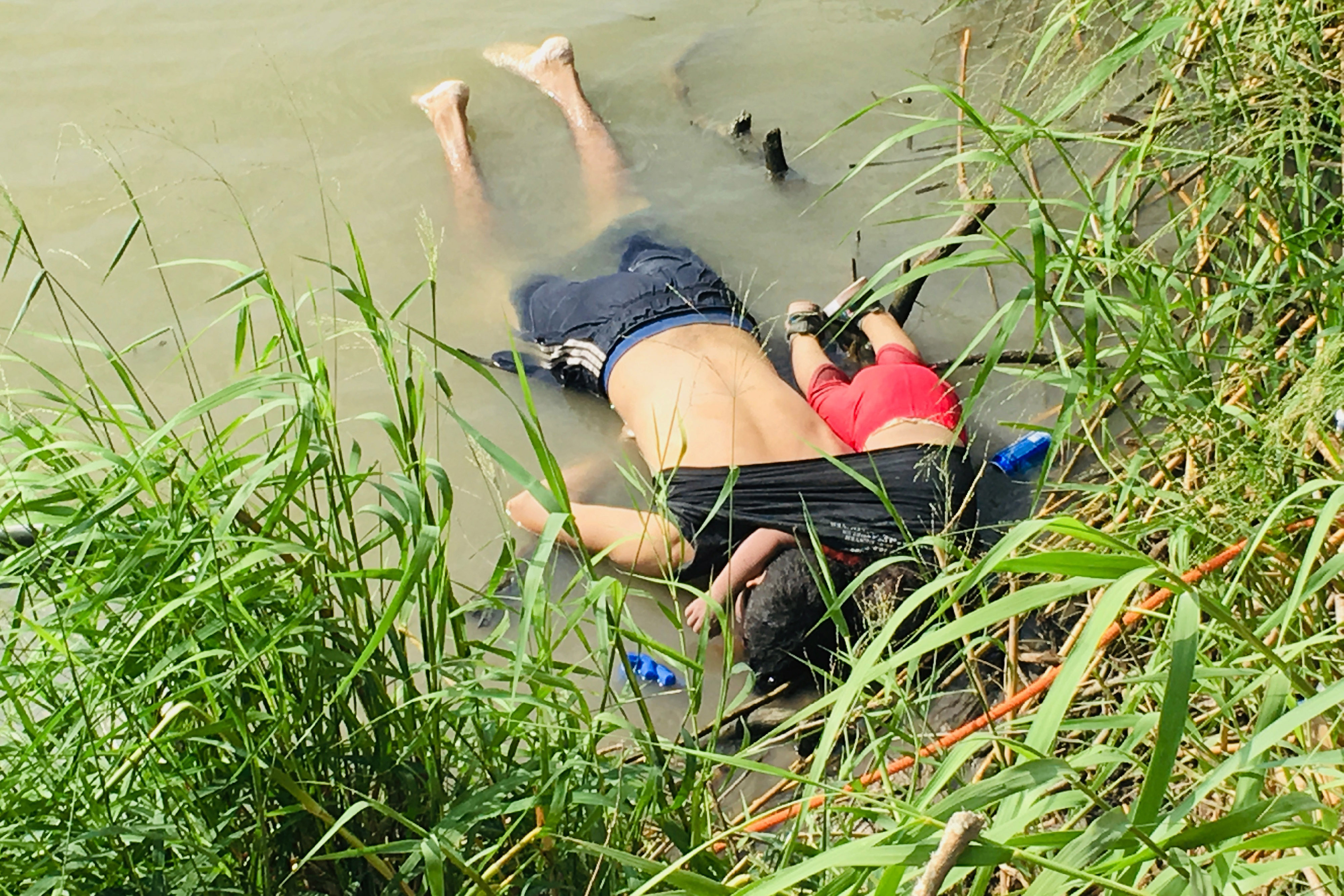 Los cuerpos de los migrantes salvadoreños Óscar Martínez y su hija de casi dos años fueron encontrados en el Río Bravo ; querían alcanzar el “sueño americano”. (Foto: AP)
