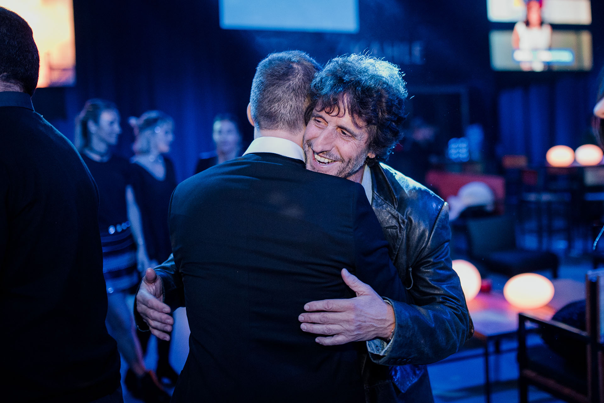 El abrazo entre Diego Peretti y Adrián Suar