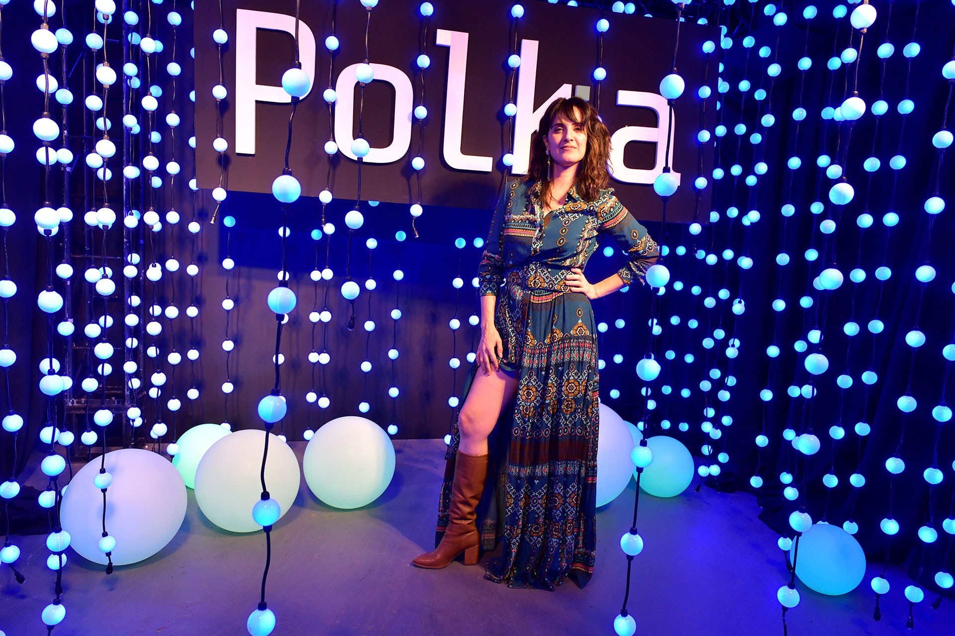 Julieta Díaz posó con el fondo de Polka. En el festejo, se dio a conocer el nuevo logo de la productora que unifica ambas partes (“Pol” y “Ka”) formando una sola palabra y dejando de lado el guion