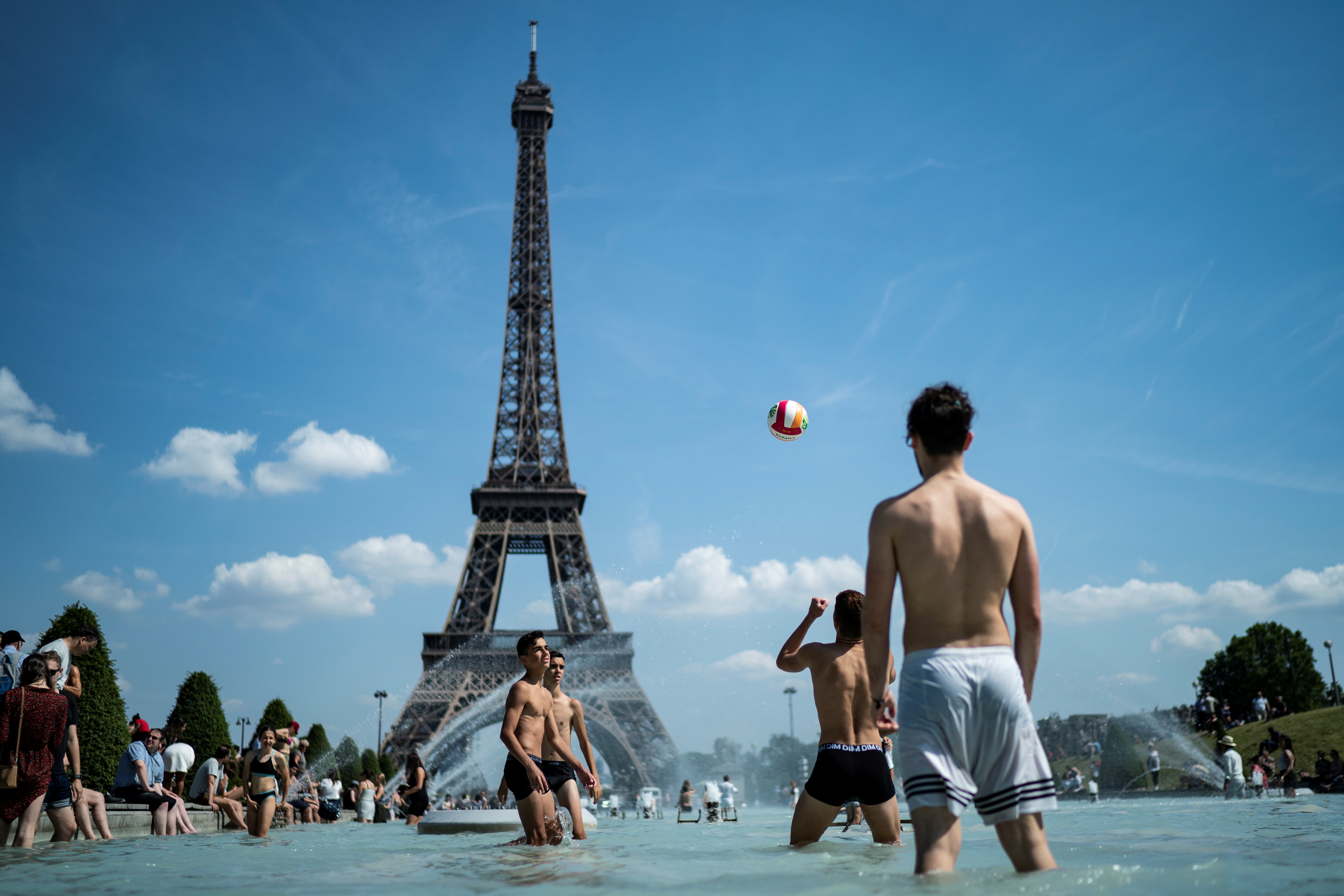 La gente juega vóley en los Jardines de Trocadero, en París (Kenzo Tribouillard/ AFP)