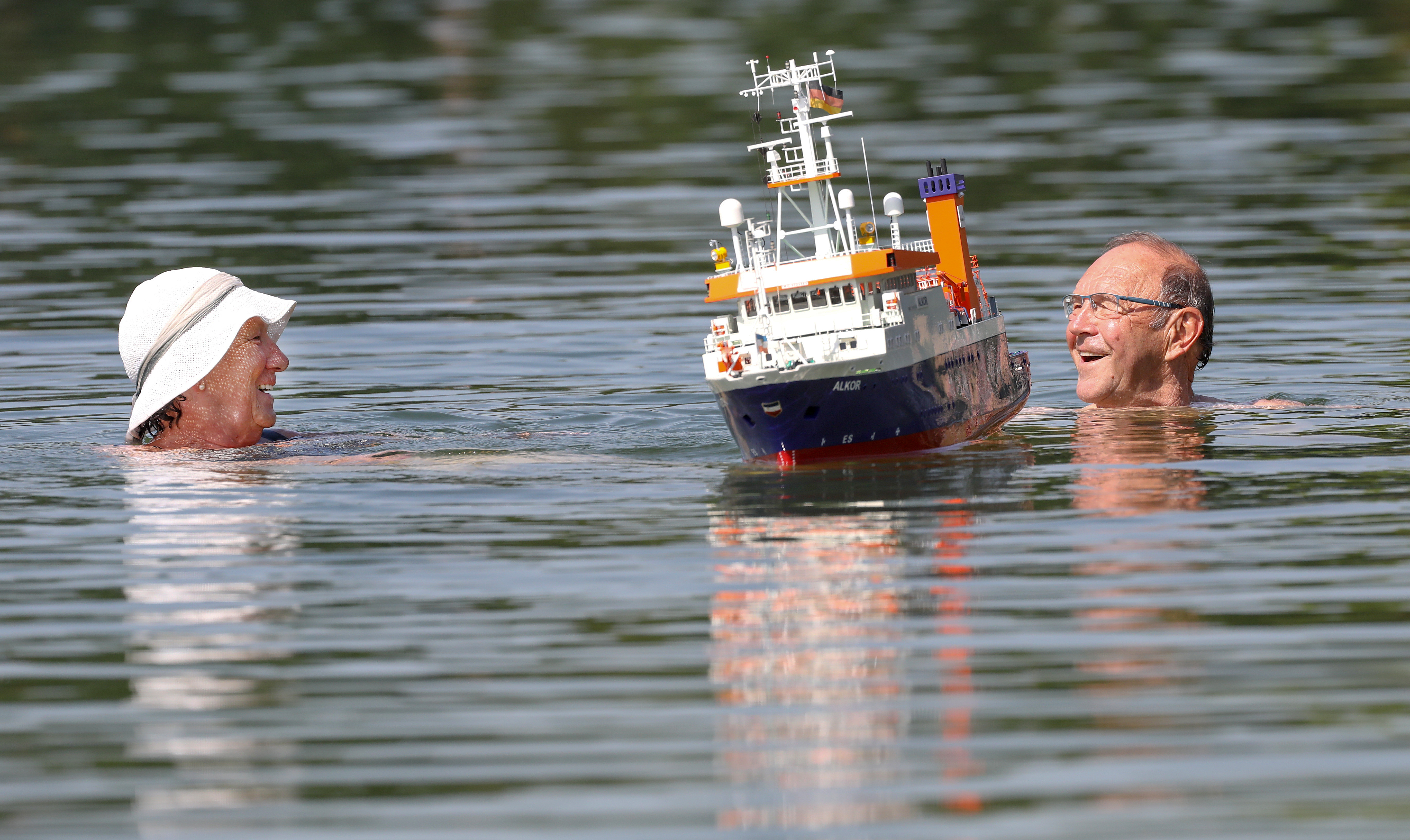 La gente busca refrescarse dentro de los ríos de Berlín, Alemania (Thomas Warnack/ AFP)