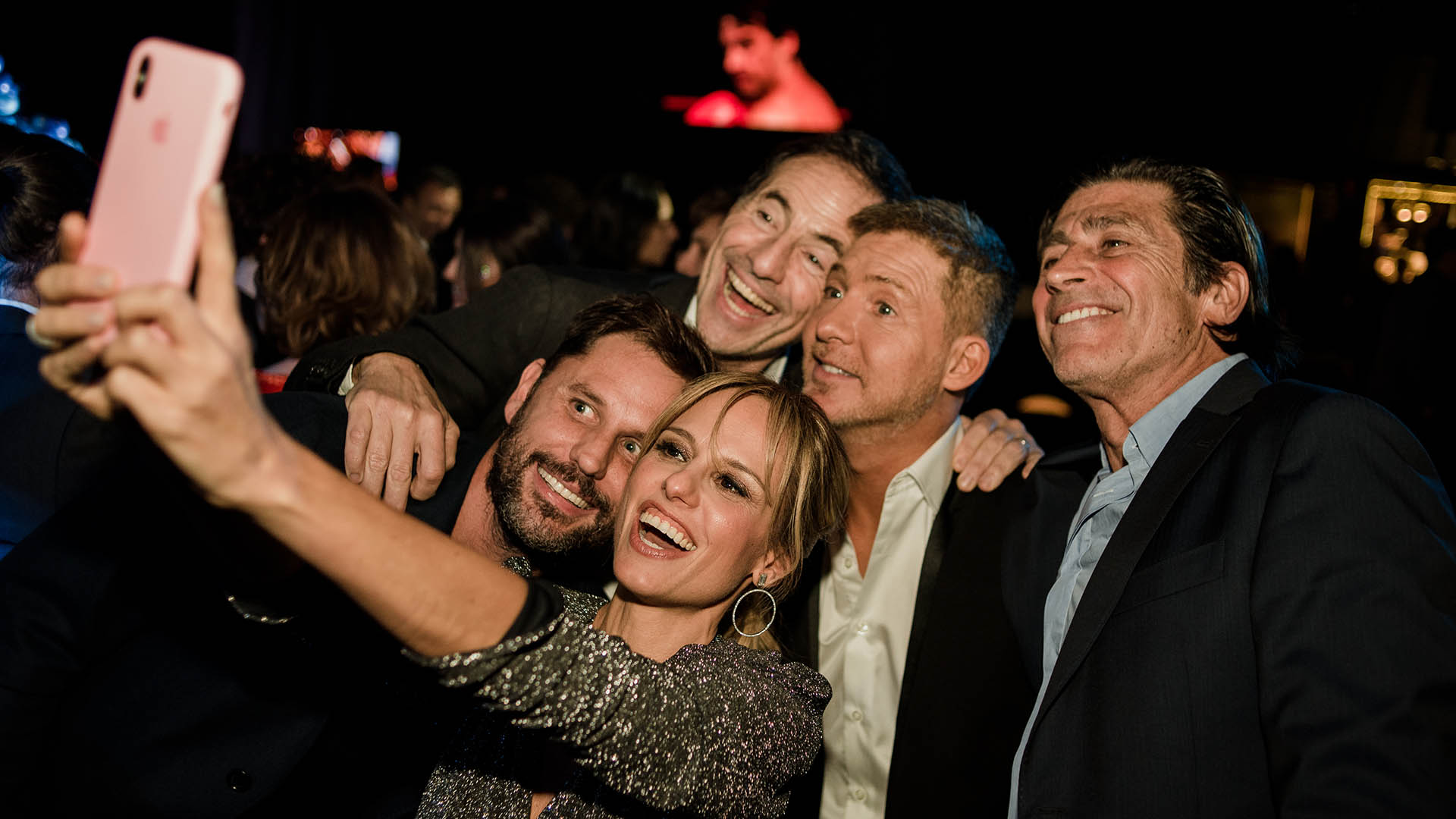 Mariana Fabianni saca una selfie con sus colegas