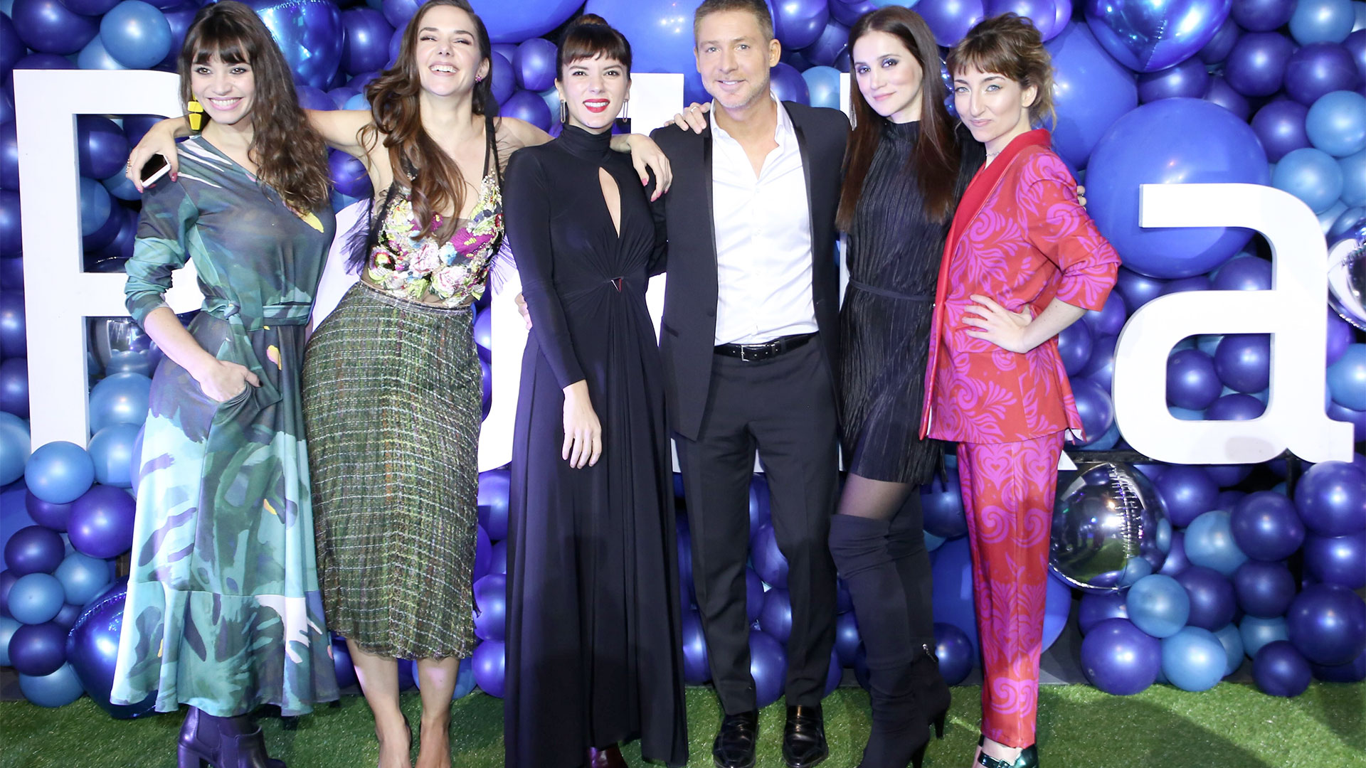 Adrián Suar y algunas de las “chicas Polka”.