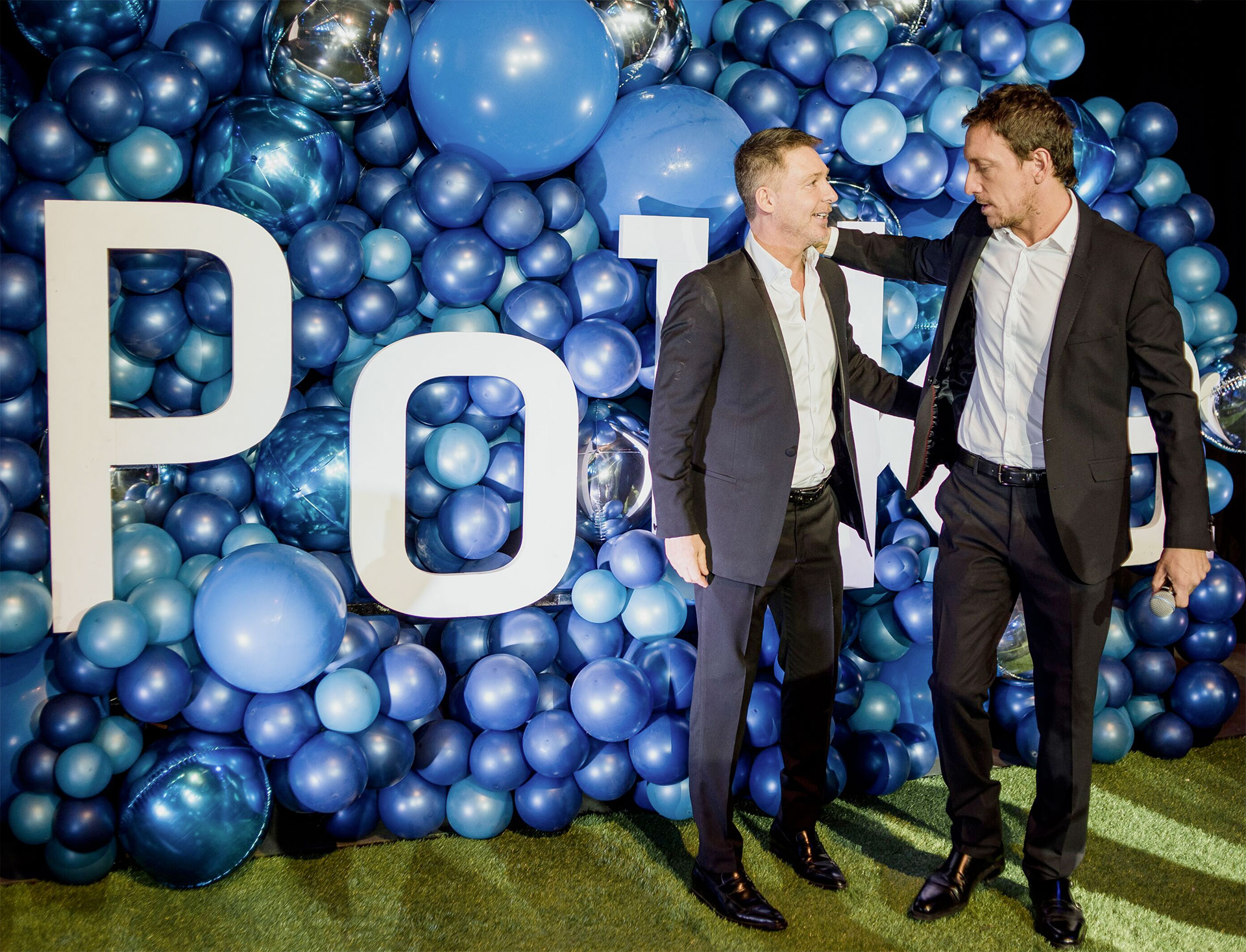 Adrián Suar junto a Nico Vázquez.