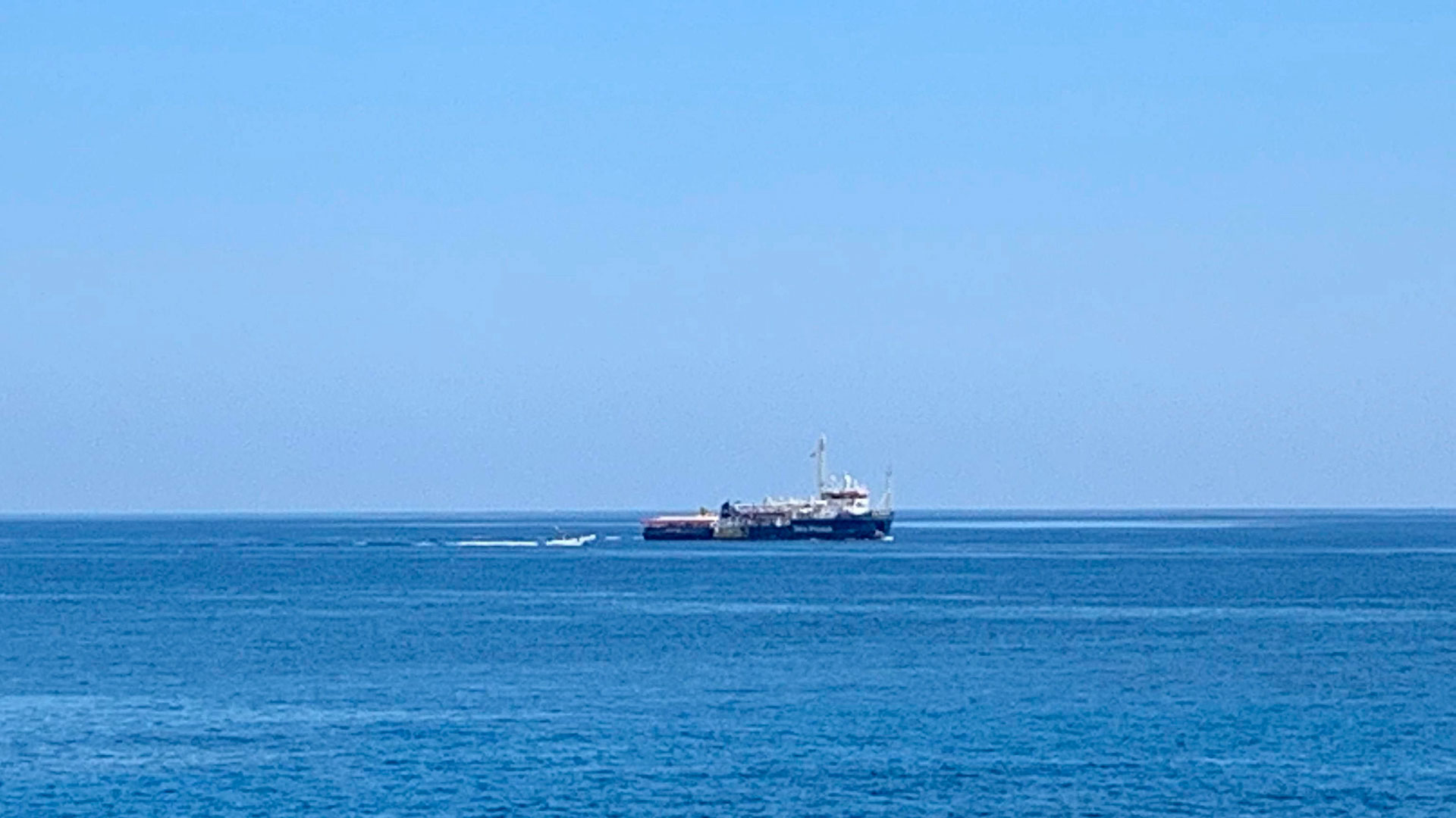 El barco con 42 náufragos permanece a la deriva desde que el gobierno italiano le prohibió desembarcar en su territorio (EFE)