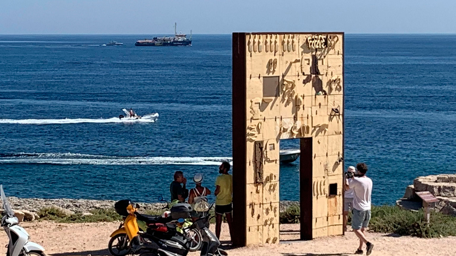 El Sea Watch 3 ingresó a aguas de Italia este miércoles 26 de junio de 2019 tras casi dos semanas en alta mar (EFE)