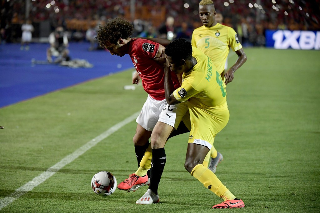 Zimbabwe's midfielder Marshall Munetsi (R) fights for the ball with Egypt's midfielder Amr Warda during the 2019 Africa Cup of Nations (CAN) football match between Egypt and Zimbabwe at Cairo International Stadium on June 21, 2019. (Photo by JAVIER SORIANO / AFP)