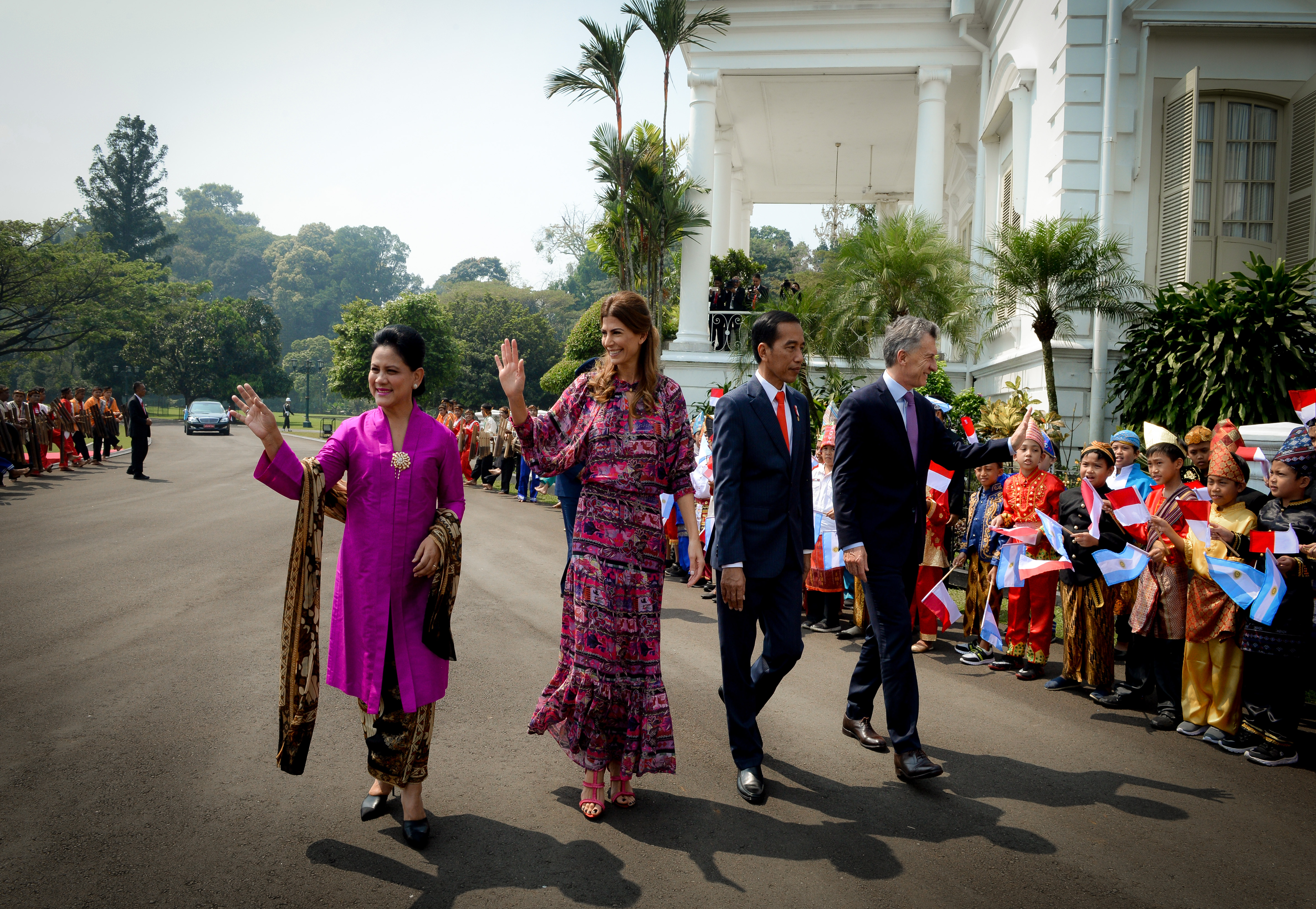 En Indonesia, la Primera Dama llevó un vestido-túnica estampado