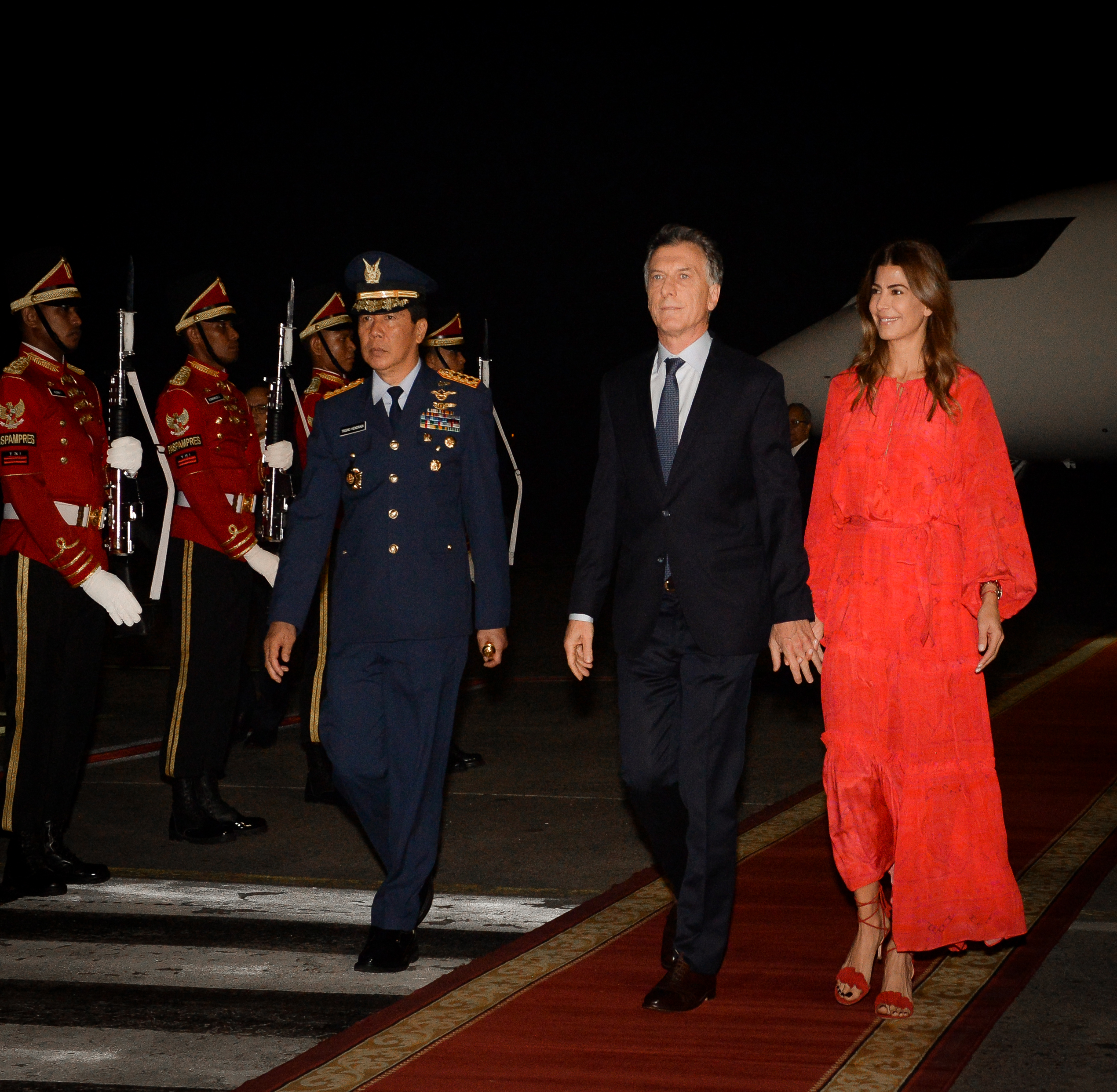 Al bajar del avión en Indonesia, Juliana eligió un maxivestido rojo y volvió a brillar con su elección (Fotos: Presidencia)