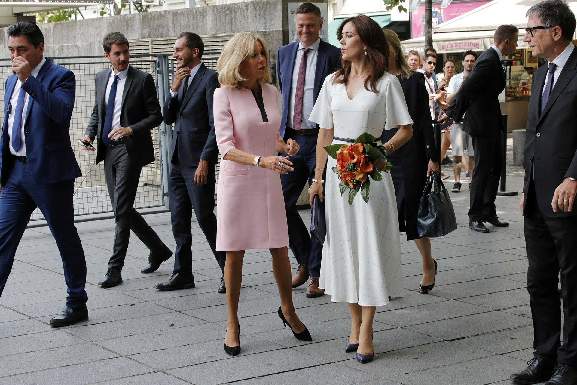 Por su parte, la princesa de 47 años eligió cubrir sus rodillas, con un vestido blanco con delicadas líneas finas, con falda midi y un cinturón que marcaba su figura