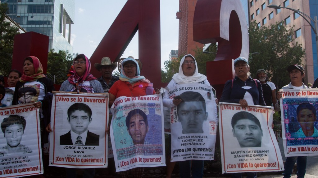 CIUDAD DE MÉXICO, 26MAYO2019.- A 56 meses de la desaparición forzada de los 43 normalistas de Ayotzinapa, padres de familia, normalistas e integrantes de la sociedad civil marcharon del Ángel de la Independencia al Hemiciclo a Juárez para exigir justicia y el esclarecimiento de los hechos. Los inconformes exigieron a la actual administración la designación de un fiscal que de seguimiento al caso, pues argumentan que en los seis meses de gobierno morenista sólo se han dado largas a las pesquisas. FOTO: GALO CAÑAS /CUARTOSCURO.COM