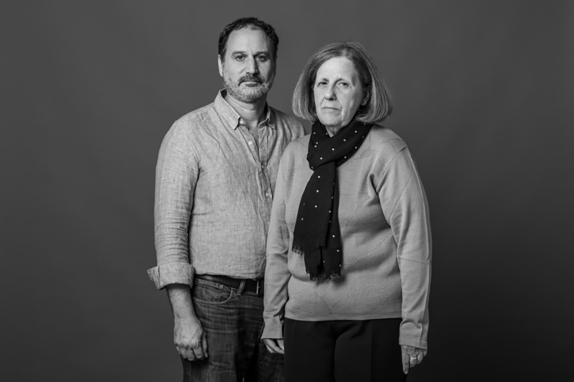 Dora Band y Adrián Furman. Ambos trabajaban en la AMIA cuando ocurrió el atentado. Ambos perdieron a dos seres muy queridos: Dora a Naum, su esposo, que estaba en la parte de vigilancia; y Adrián a Fabián, su hermano, que trabajaba en el departamento de sepelios