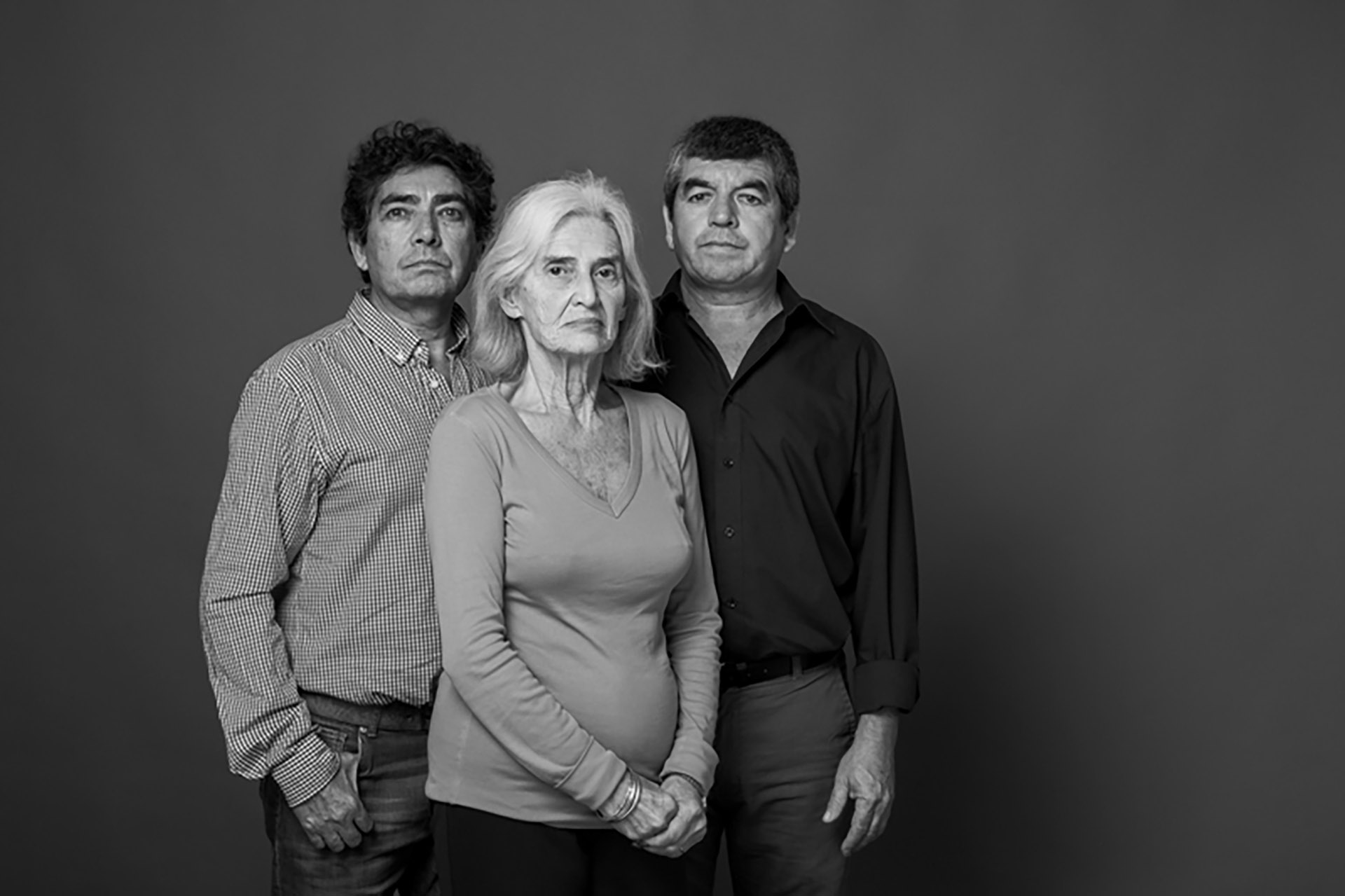 Ana María Czyzewski y Gustavo y Ángel Antúnez. Ana María es la mamá de Paola Czyzewski, que tenía 21 años cuando murió en el atentado a la AMIA. Estaba en uno de los ascensores del edificio: bajaba a buscar un café que le traía Jorge Antúnez, de 18 años, que trabajaba de mozo en el bar de la esquina. Gustavo y Ángel son sus tíos, la única familia que tenía en Buenos Aires