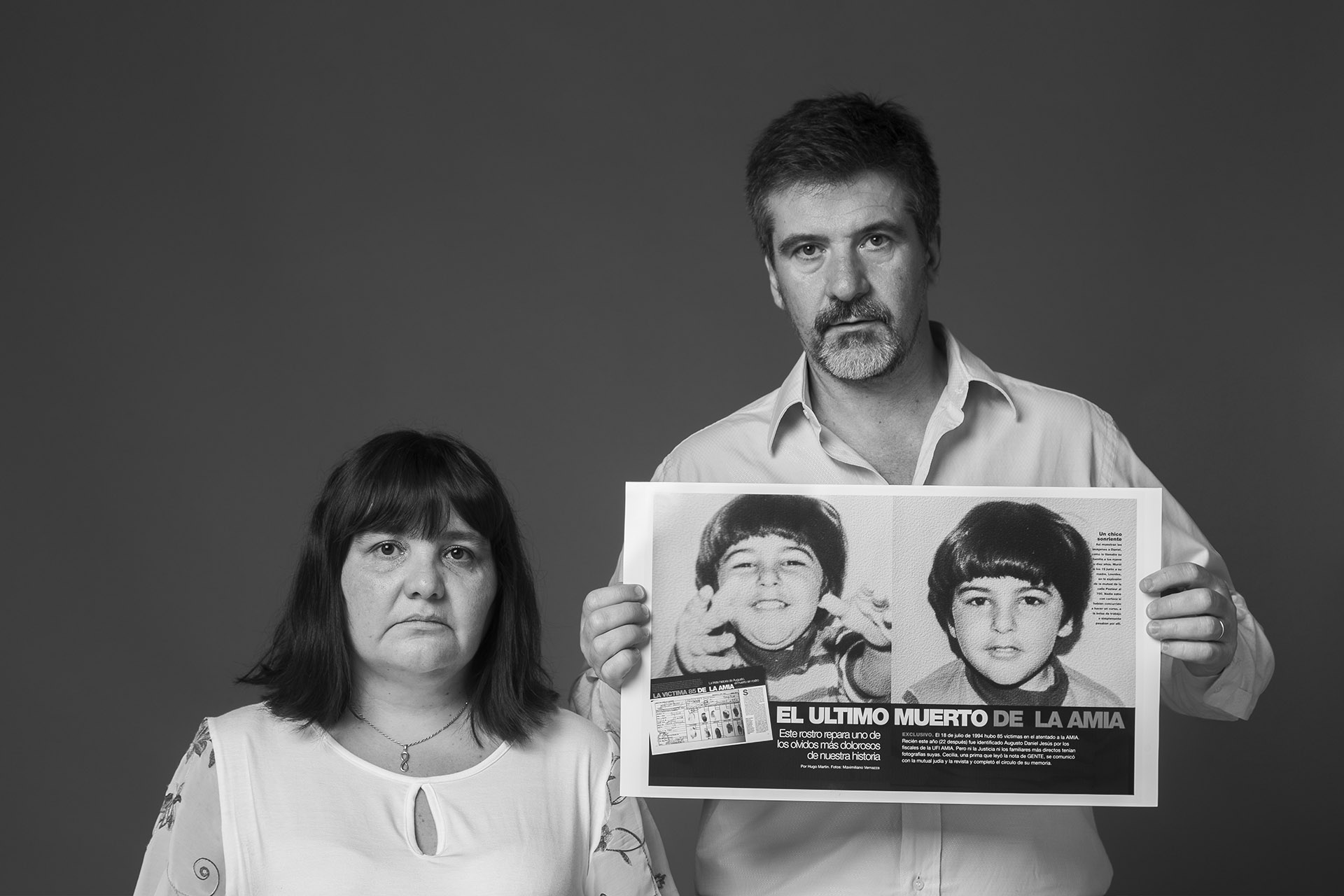 Cecilia Jesús Löwer y Hugo Martin. En 2016 se descubrió que la víctima 85 del atentado a la AMIA se llamaba Augusto Daniel Jesús. No había fotos de él y por eso el periodista Hugo Martín, que estaba investigando el caso para la revista Gente, publicó una nota titulada “La triste historia de Augusto, el muerto sin rostro”. Ese artículo llegó a las manos de Cecilia Jesús Löwer, prima del joven a quien creía desaparecido desde 1994
