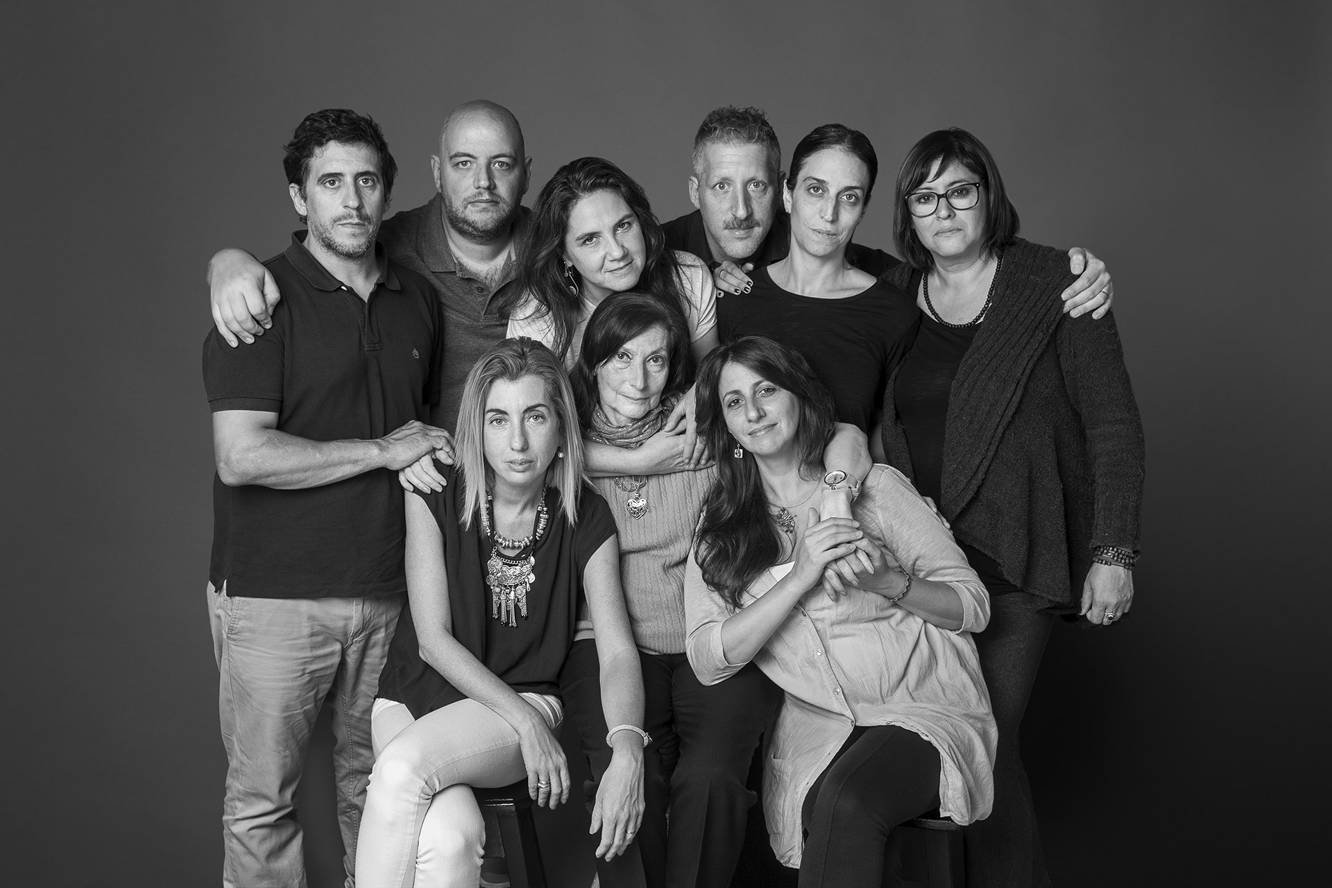 Ester Szwarc, Silvia Cryan, Débora Wolosky, Leandro Castiglioni, Demián Szmulewicz, Yael Szmulewicz, Diego Rybka, Solange Bonfil y Sheila Loy. 800 chicos participaron de una red de voluntarios para rescatar todo el material histórico que había quedado sepultado bajo los escombros. Ester Szwarc armó espontáneamente un grupo que salvó 60 mil volúmenes de libros, documentos y archivos originales