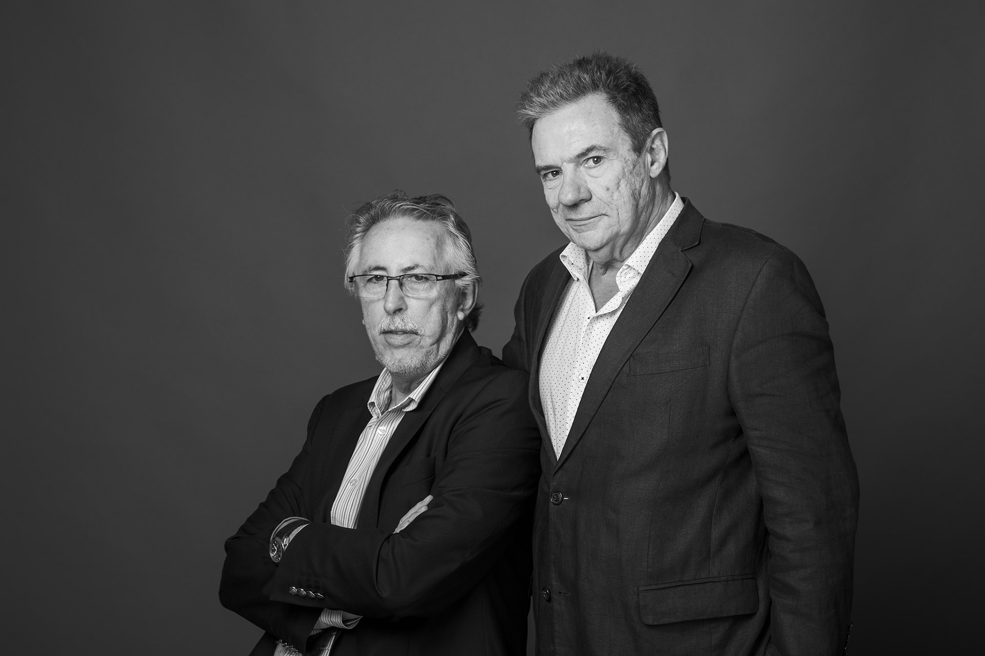 Humberto Chiesa y Daniel D’Osvaldo. Cuando explotó la bomba, Humberto estaba dentro de su negocio, ubicado frente a la AMIA. Sufrió heridas gravísimas, entre otras la fractura de su cráneo; Daniel, doctor del Hospital de Clínicas, fue quien se lo “reconstruyó”