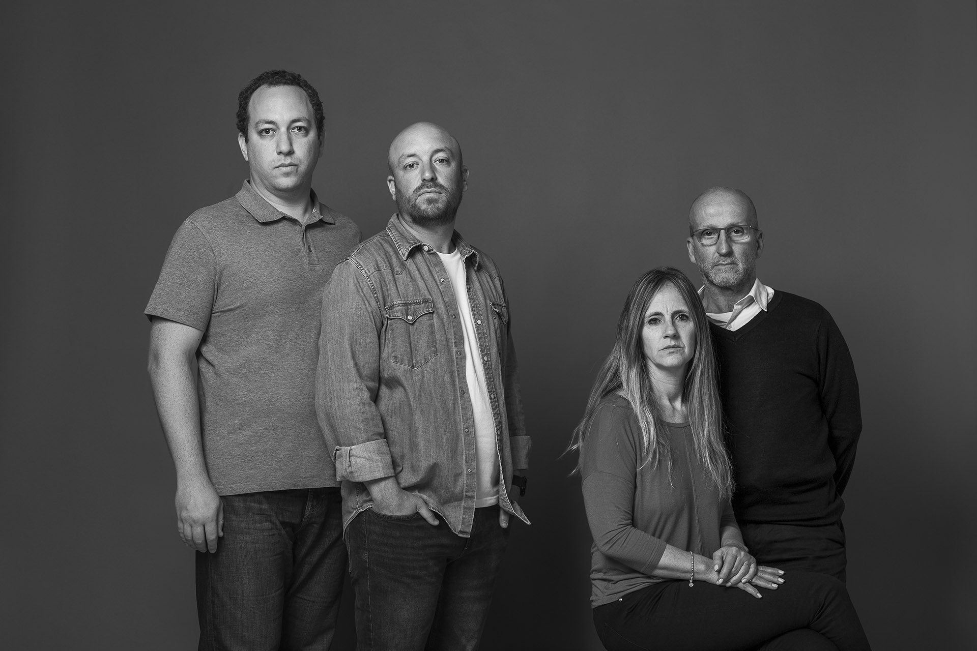Marina y Gustavo Degtiar con Jonathan y Gustavo Averbuch. Marina y Gustavo son hermanos de Cristian Degtiar, que tenía 21 años cuando murió en el atentado. Lo encontraron dos días después entre los escombros. Jonathan y Gustavo son los hermanos menores de Yanina Averbuch, que tenía 20 años cuando la bomba contra la AMIA le quitó la vida: su cuerpo fue hallado a los cinco días de la explosión. En la durísima espera por novedades, estos cuatro hermanos se conocieron