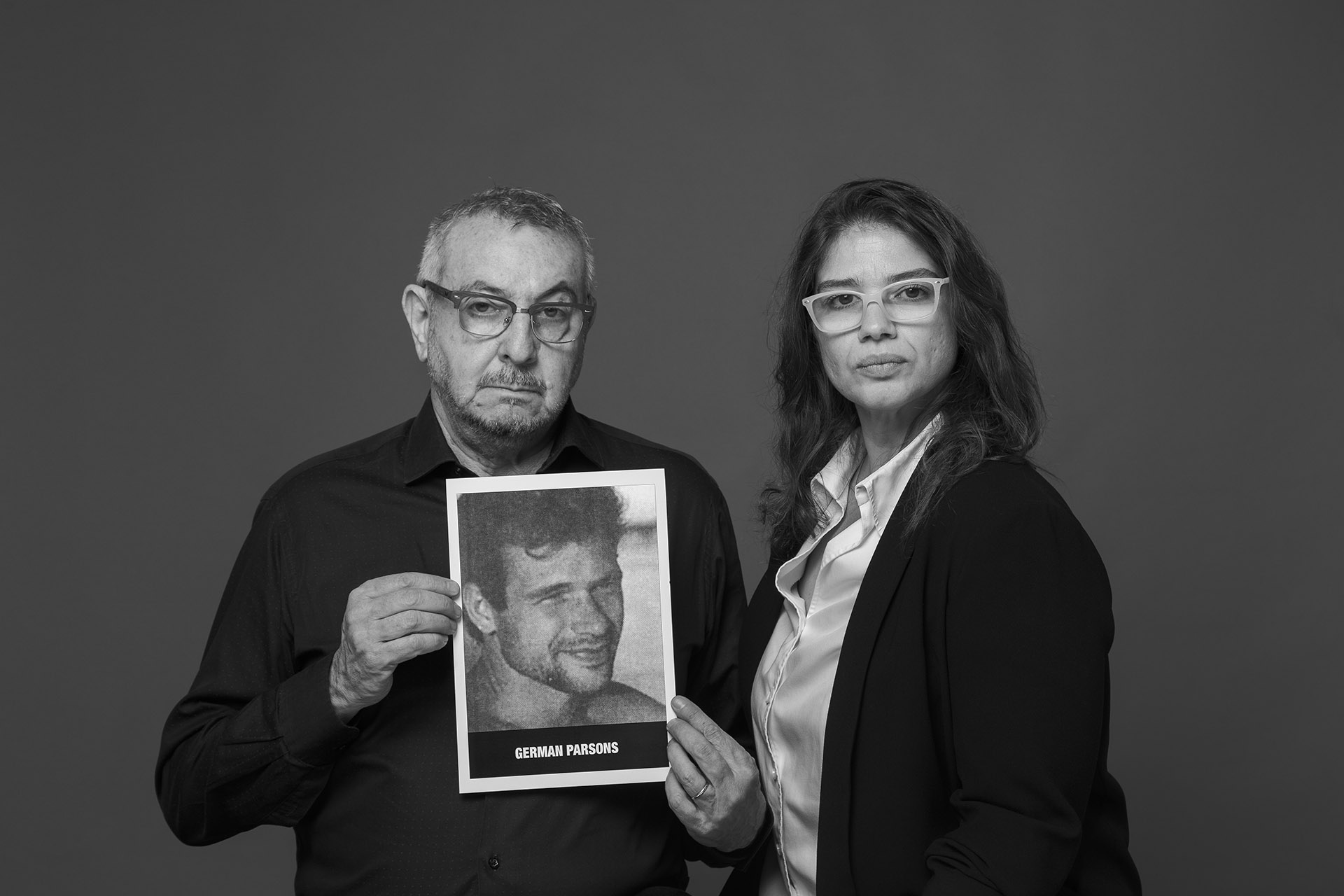 Julio se encontró con Lía, la hermana de Germán Parsons, en el marco de “Veinticinco”, una exposición de fotos que se inauguró en Nueva York y rinde homenaje a la memoria del atentado. Ambos protagonizan una de las 19 historias que nutren la muestra. El fotógrafo reconoció, en diálogo con Infobae, que fue la única foto que recordaba haber sacado porque de algún modo la esperó. Temió, también, que tal vez su fotografía haya afectado a algún familiar directo de la víctima. “Lía me dijo que a ella la ayudó porque fue la comprobación de que alguien se ocupó de su hermano. Ya estaba muerto pero no lo dejaron ahí. Alguien fue, lo sacó, lo cuidó y lo llevó a algún lugar. Ella me lo agradeció a su manera. Me dijo: ‘Pobre, lo que debés haber vivido ese día’. ‘¿Vos me decís eso a mí Lía? Perdiste a tu hermano’, le respondí. ‘Sí, pero yo pienso que debe ser terrible el trabajo de un fotógrafo’. Haber tenido ese diálogo 25 años después fue fuerte, reparador” (Julio Menajovsky)