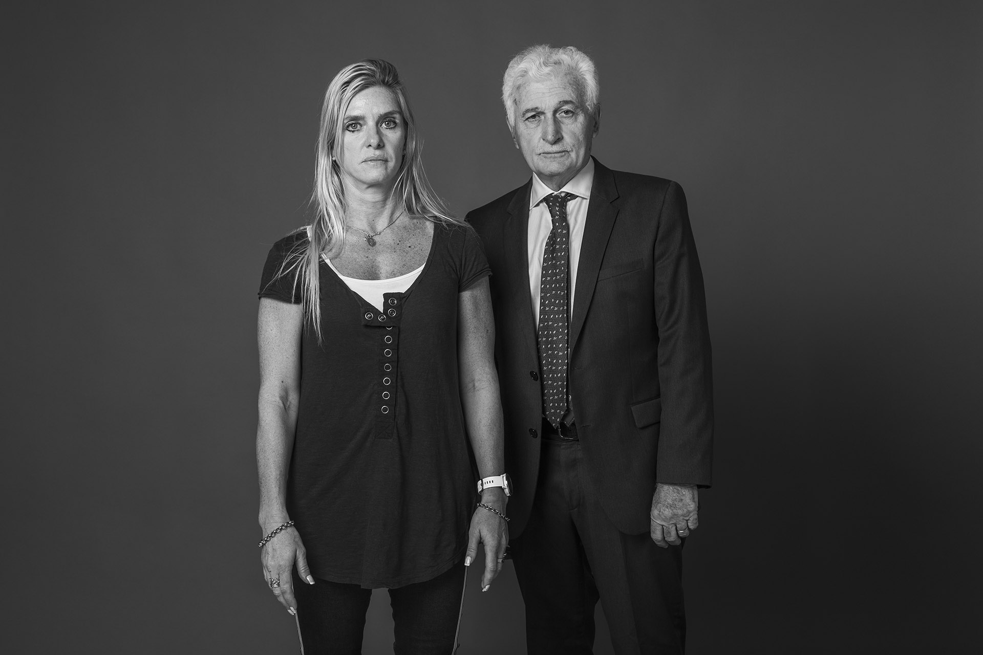 Karina Bolan y Pedro Ferraina. Romina Bolan tenía 19 años cuando murió en el atentado. Caminaba por la vereda de la calle Pasteur en dirección a la Facultad de Ciencias Económicas de la UBA. Llegó al Hospital de Clínicas con heridas gravísimas y finalmente falleció. La operó el doctor Pedro Ferraina. En la foto, se encuentra con Karina, la hermana