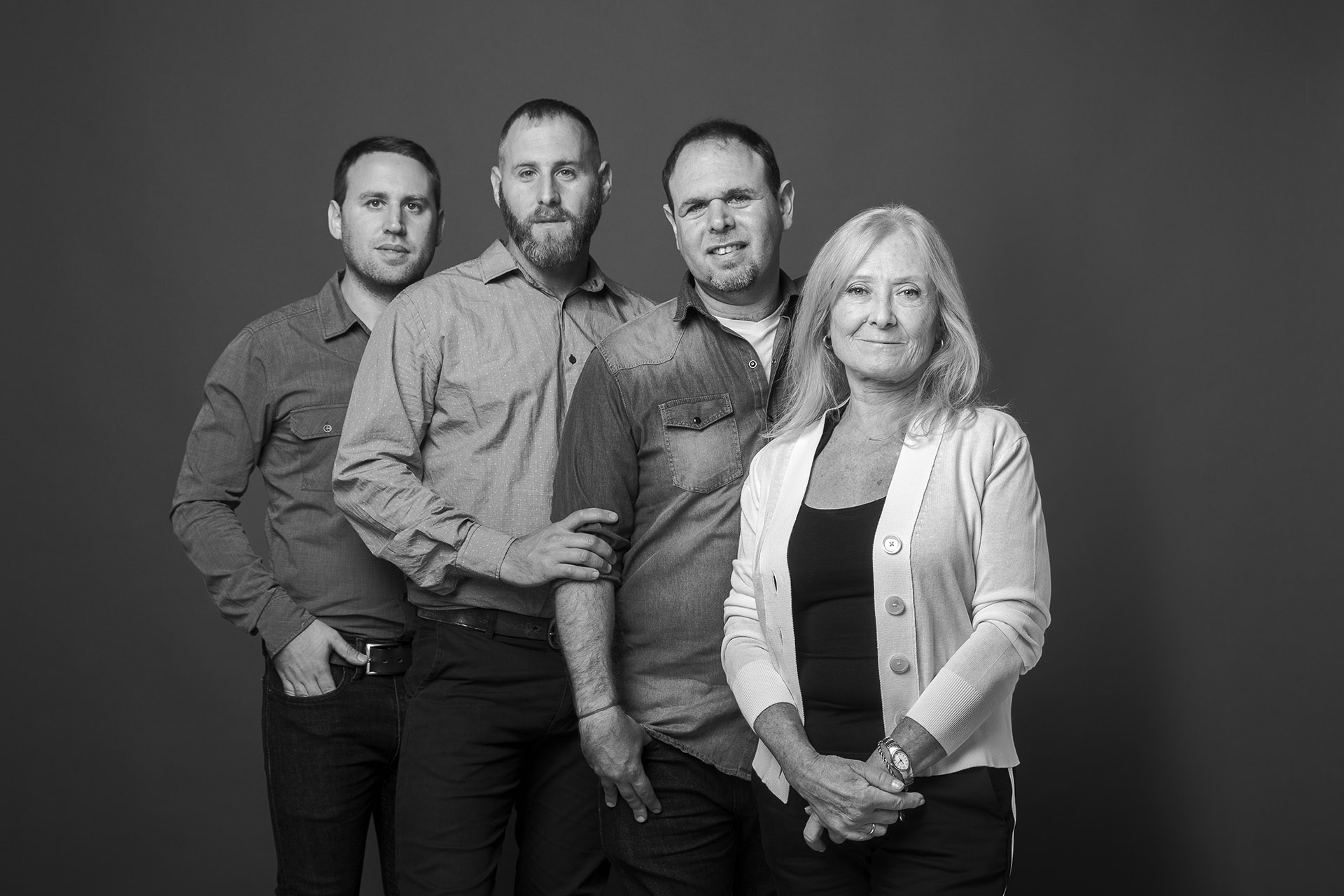 Lily Epelbaum Izcovich junto a Gastón, Gabriel y Matías Ritter. La mamá de los los Ritter murió en el atentado. Lily sintió que no podía dejarlos solos. Los acompañó y ayudó durante el primer tiempo. Juntos desarrollaron un vínculo amoroso y familiar