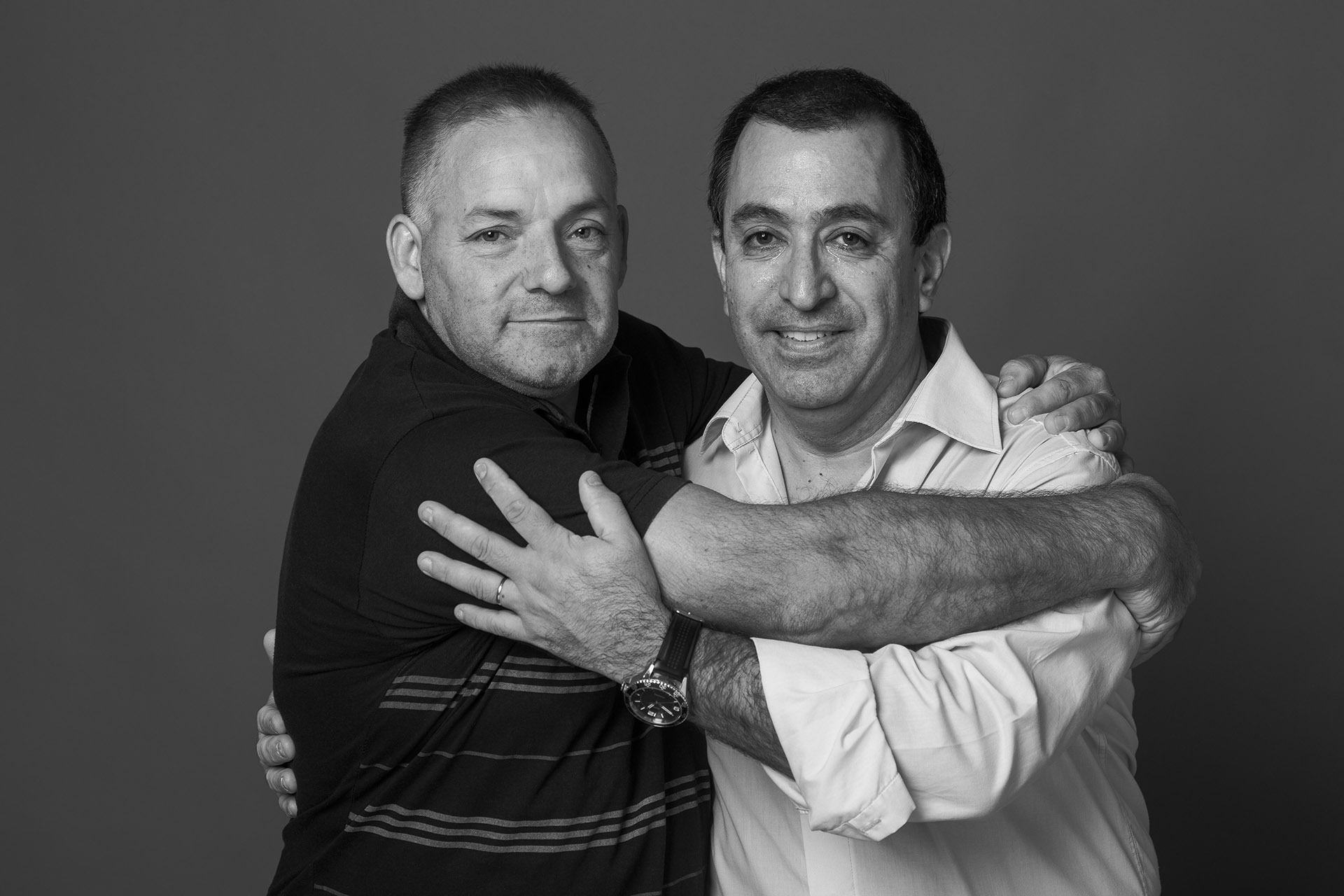 Martín Cano y Fernando Souto. Cuando explotó la bomba, Martín estaba en el subsuelo del edificio. Estuvo doce horas atrapado entre los escombros sin poder moverse. Fernando fue uno de los bomberos que lo contuvo, le dio fuerzas y finalmente logró rescatarlo