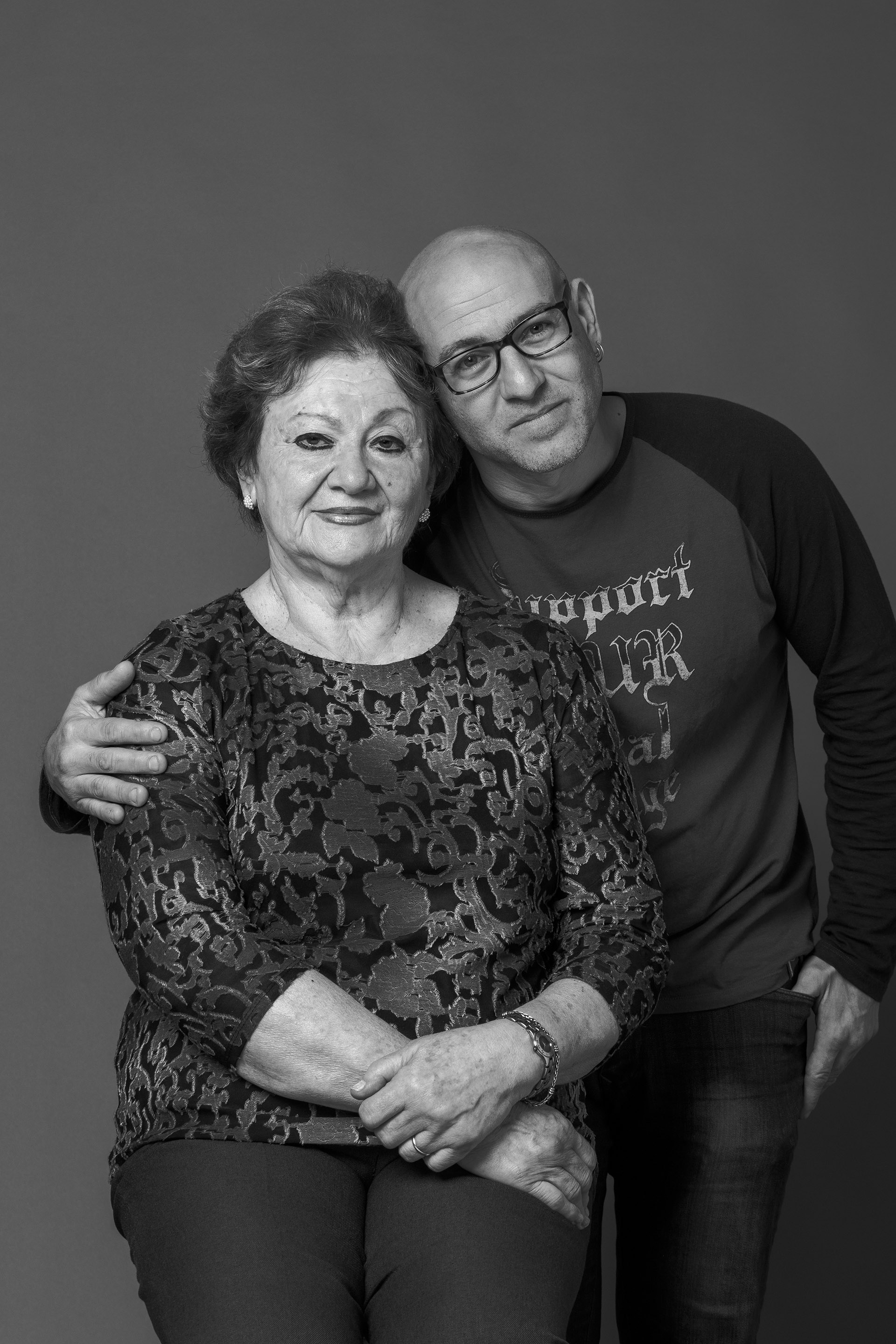 Sofía Guterman y Sergio Knorpel. Ella perdió a su hija Andrea en el atentado. Él a León, su padre. En medio de la desolación y la tristeza, se unieron, se contuvieron y formaron un vínculo de apoyo mutuo