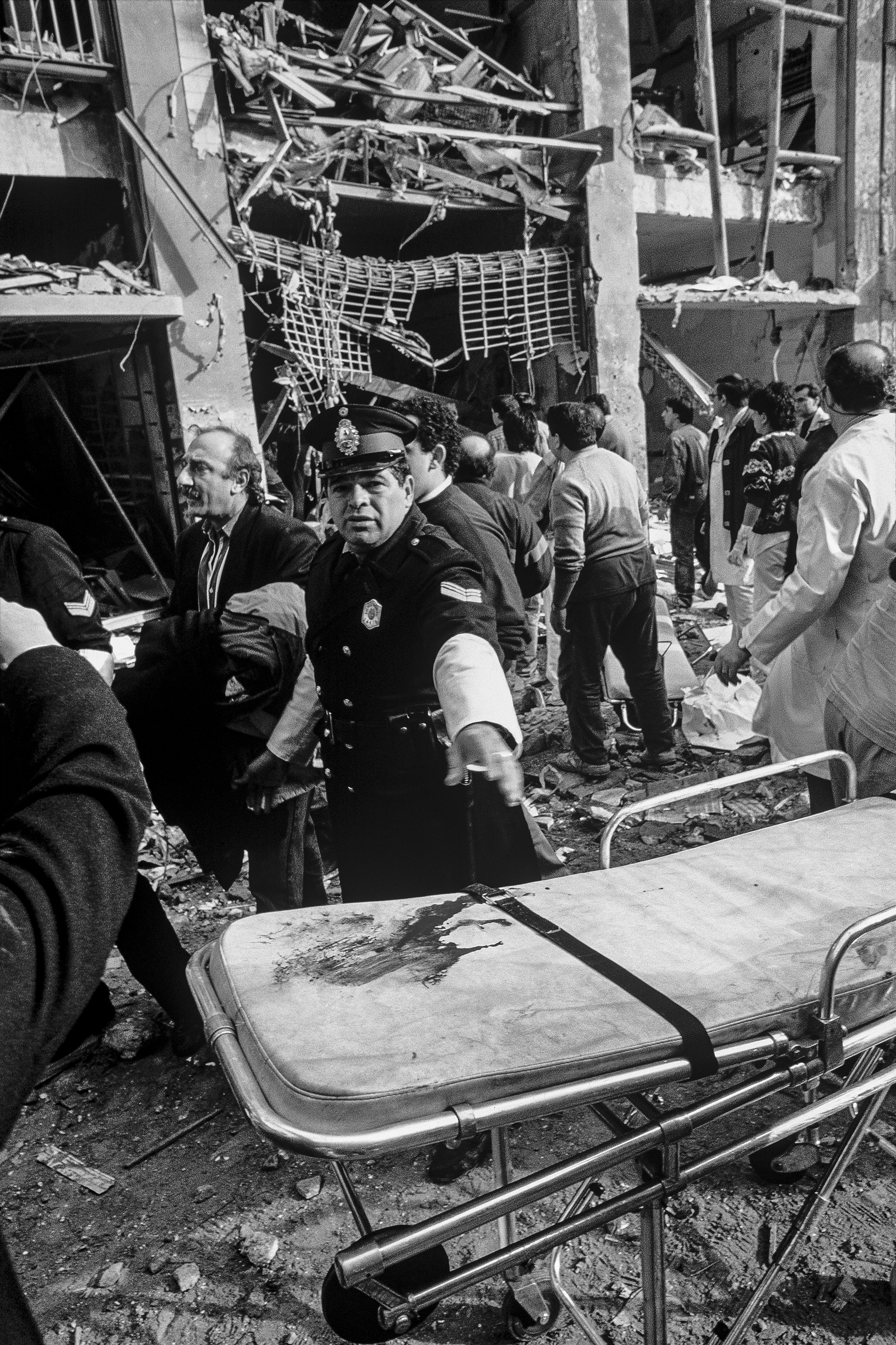 “A mí el acontecimiento me superó fotográficamente hablando. No es un mérito haber llegado primero solamente porque estaba cerca. Era un día que tenía pautado: a la mañana hacía algo, al mediodía almuerzaba en tal lado, a la tarde tenía que verme con alguien, a la noche tal cosa. Pero a las 9:53 me cambió todo y profesionalmente fue un punto de inflexión que no busqué ni esperaba tener. Me encontré media hora después de haber escuchado la explosión caminando por este caos, con ruidos de sirena, gritos, llantos y un montón de gente mirando atónita algo que no podía entenderse” (Julio Menajovsky)