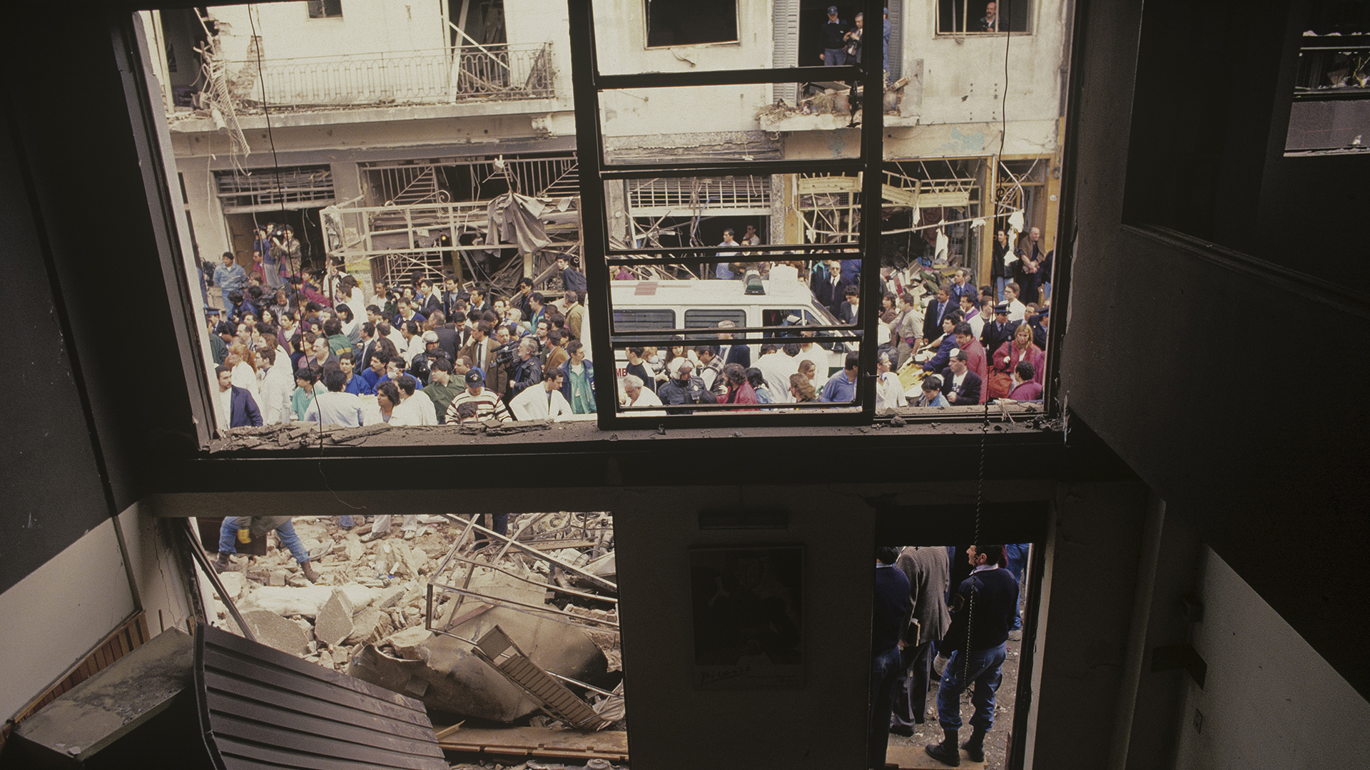 Julio quiso subirse a un edificio lindero para fotografiar el desastre desde arriba, pero no lo dejaron porque había riesgo de derrumbe. “Me pareció que desde adentro de una casa podía aportar un punto de vista distinto”, consideró el reportero gráfico (Julio Menajovsky)
