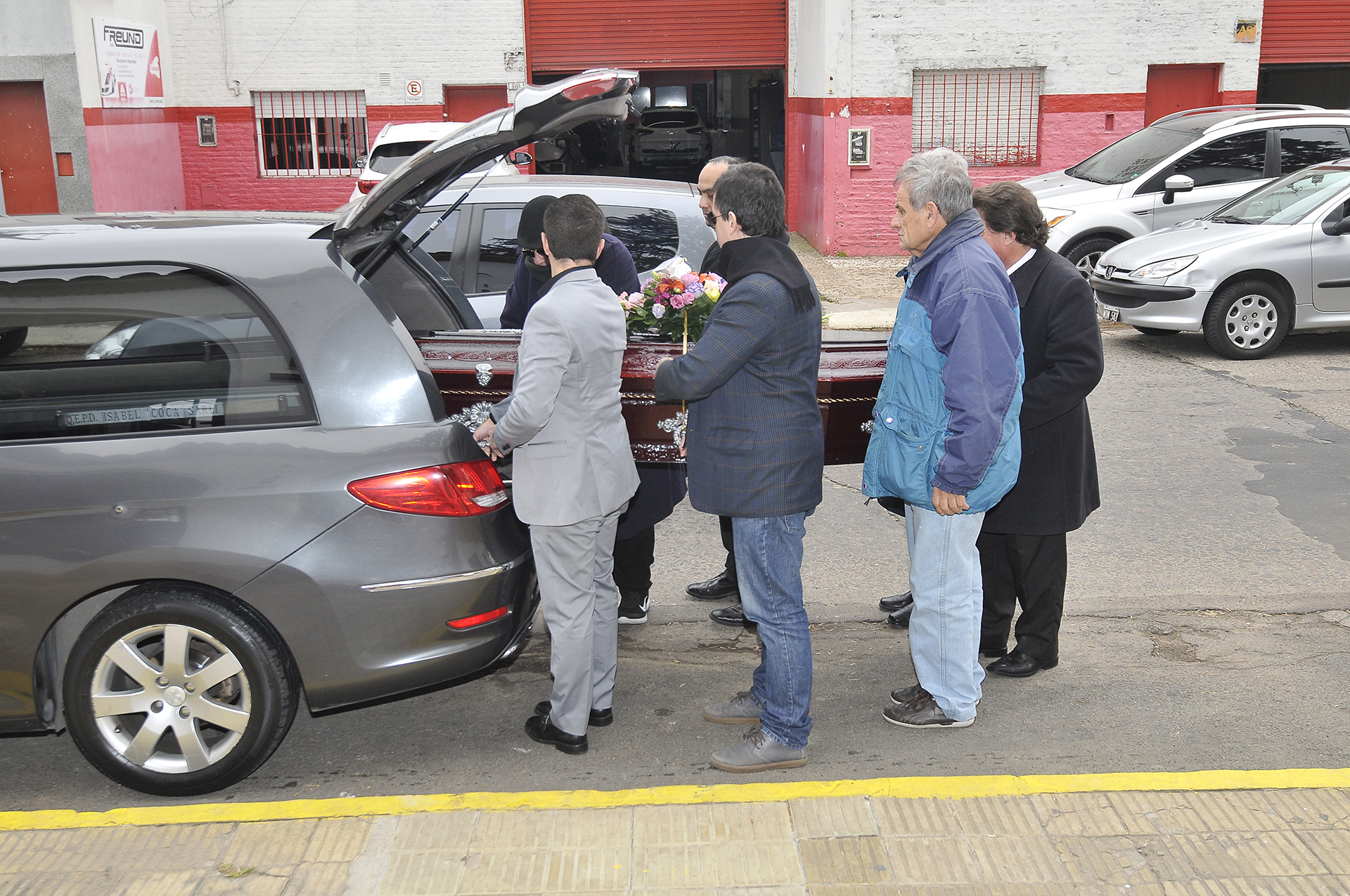 Estuvieron presentes Isabelita y Martín, sus hijos adoptivos, quienes se mostraron muy tristes, junto a amigos y seres queridos de la familia