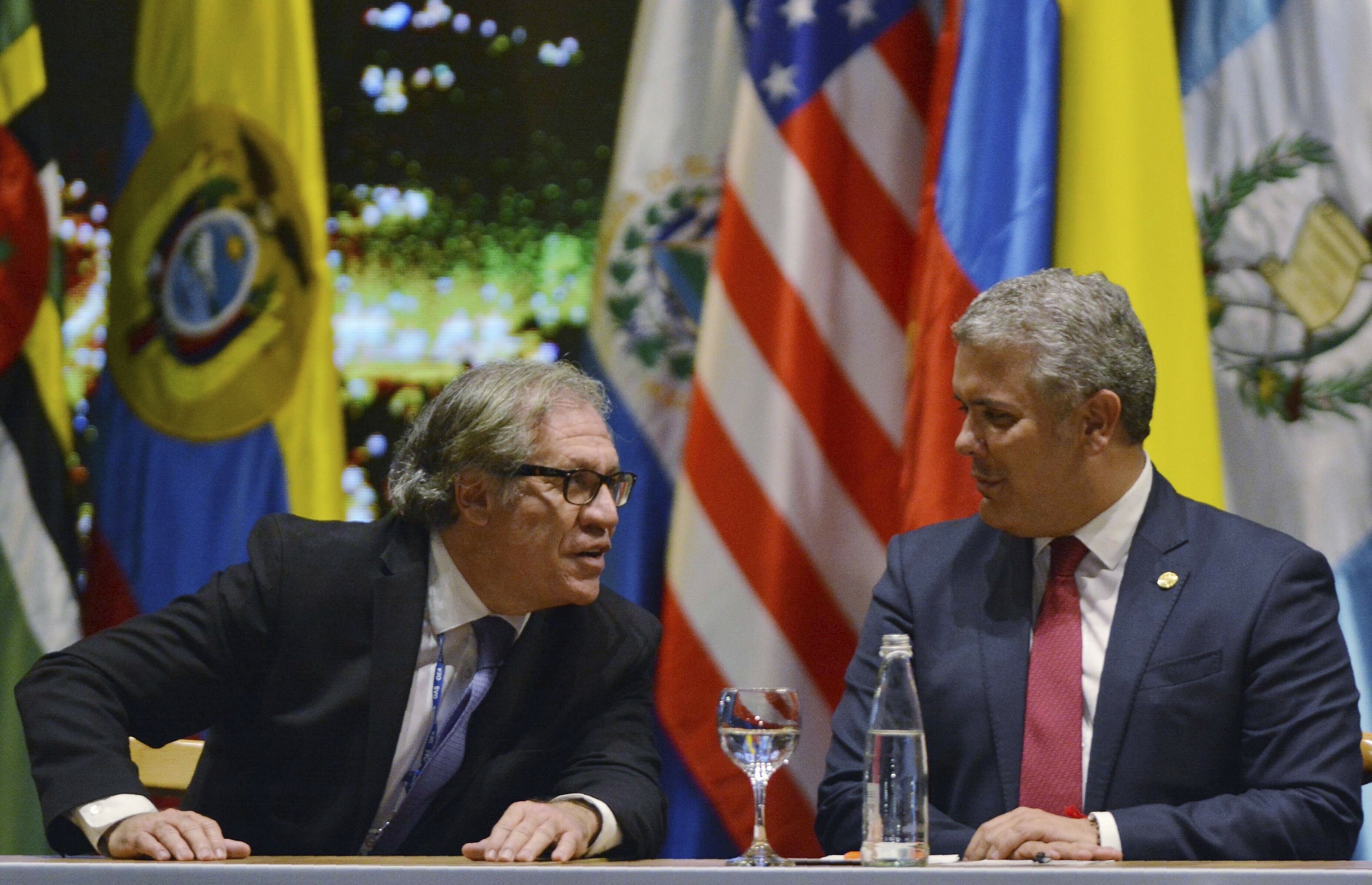 Luis Almagro e Iván Duque. (AP Photo/Luis Benavides)